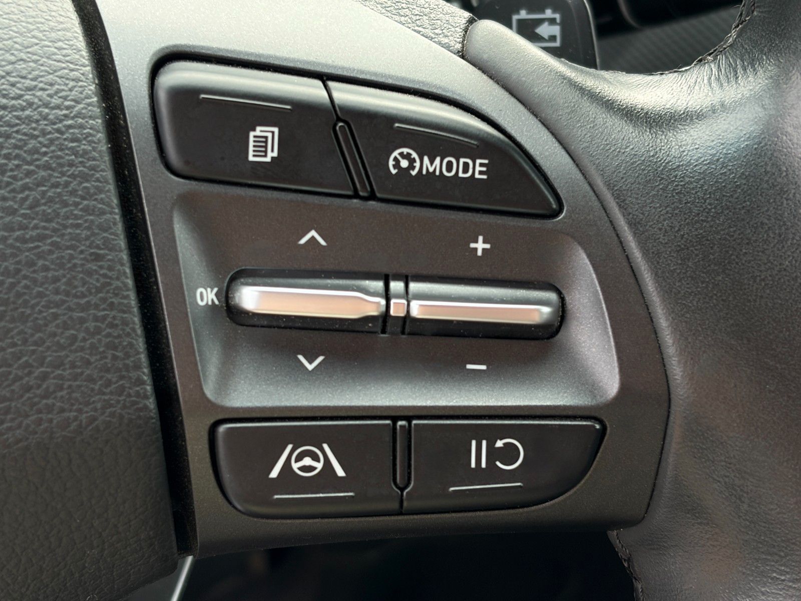 Fahrzeugabbildung Hyundai KONA E Basis 2WD LKAS CAM CarPlay DAB+ 17" 305km