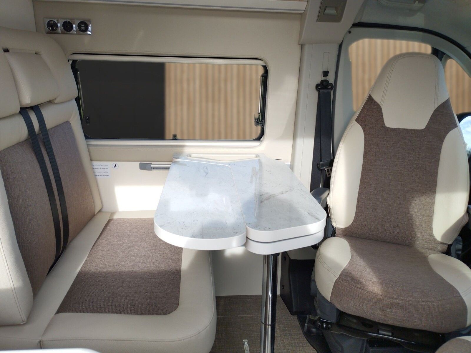 Fahrzeugabbildung Eura Mobil Van V 635 EB 40H Chassis, Skyroof, RFK