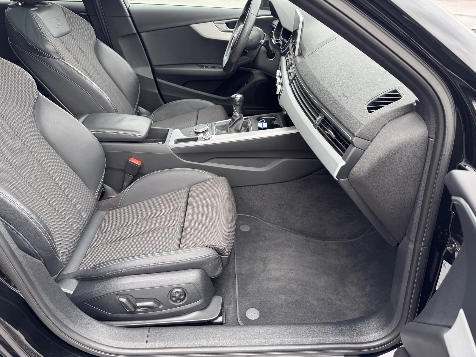 AUDI A4 AVANT 2.0 TFSI 190ch S-LINE BVM Pack sport Toit pano Sièges sport chauffants Historique présent - 2EME MAIN
