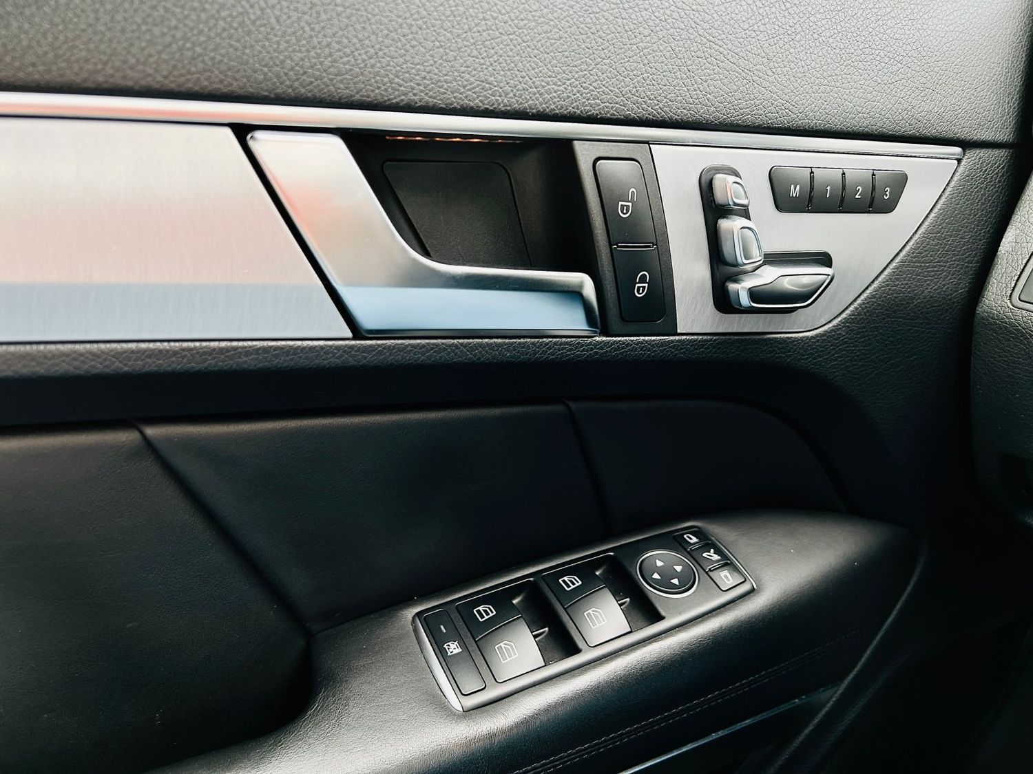 Fahrzeugabbildung Mercedes-Benz E 500 CABRIO AMG - Distronic, 360°, LED, Memory,