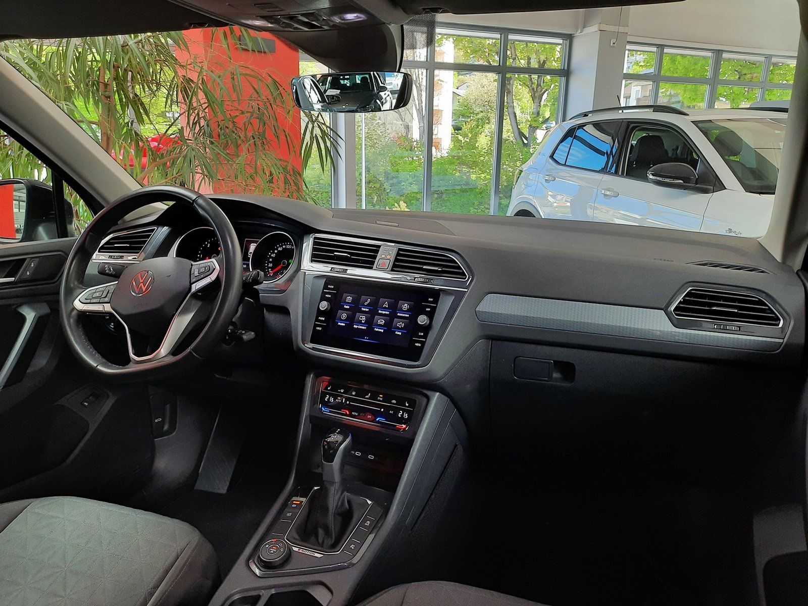 Fahrzeugabbildung Volkswagen Tiguan Life TDI DSG 4M *Pano*AHK*Navi*Cam*LED*