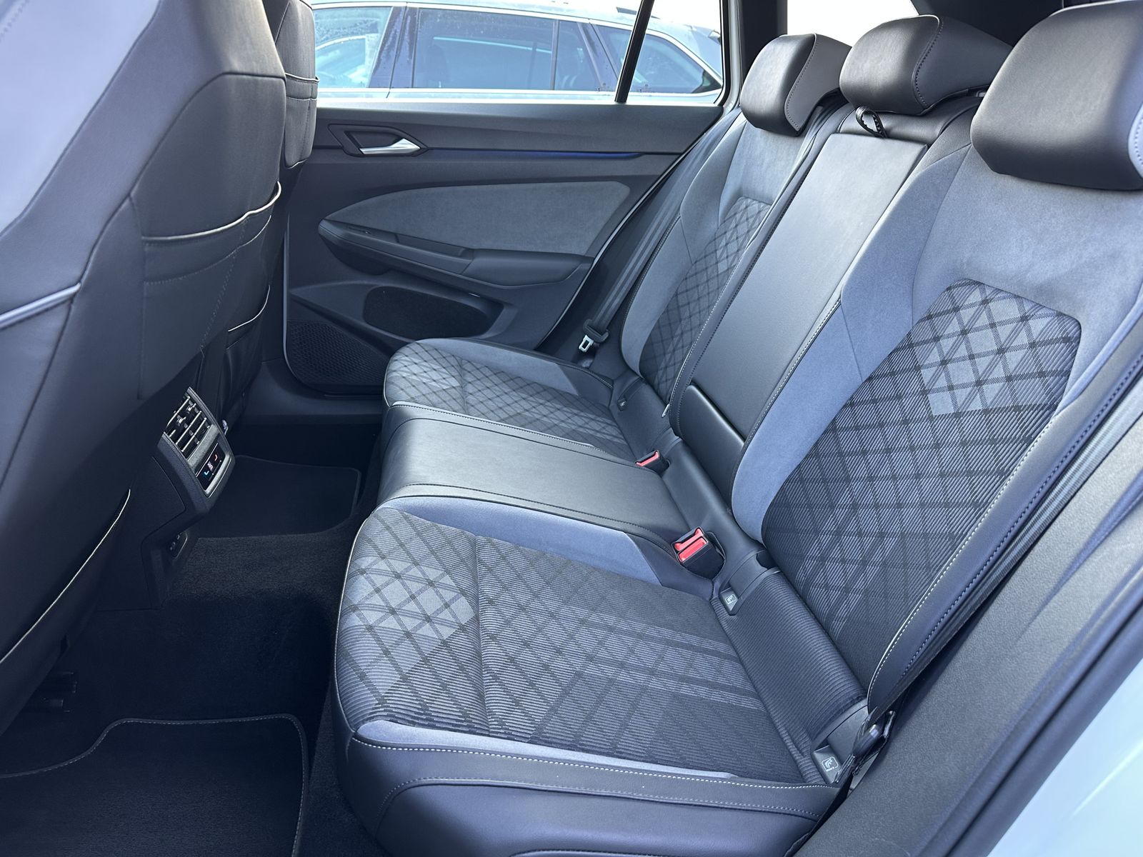 Fahrzeugabbildung Volkswagen Golf Variant R-Line NAV+IQ-LIGHT+AHK+PANO+KAM+VC