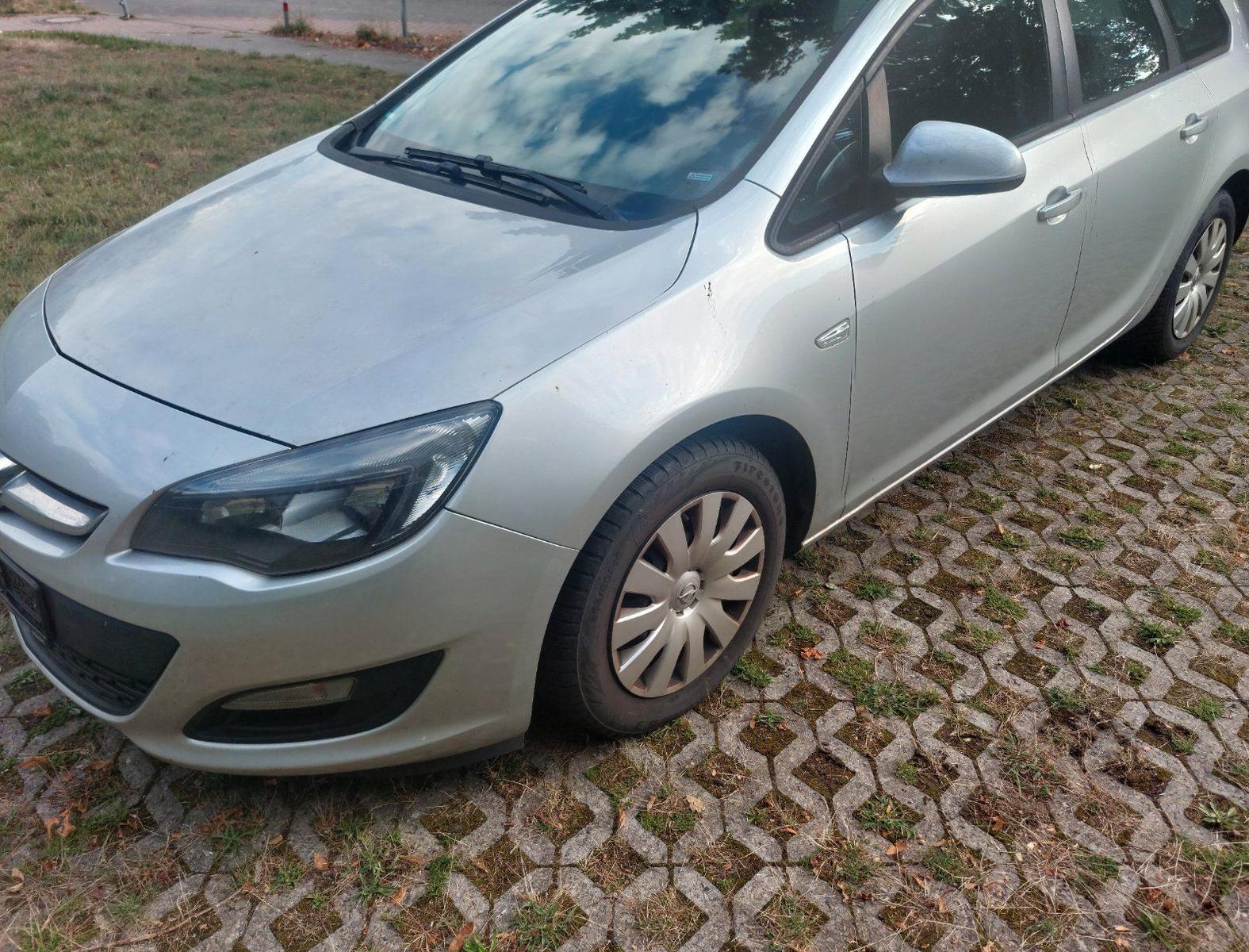 Opel Astra 2013 — rear view