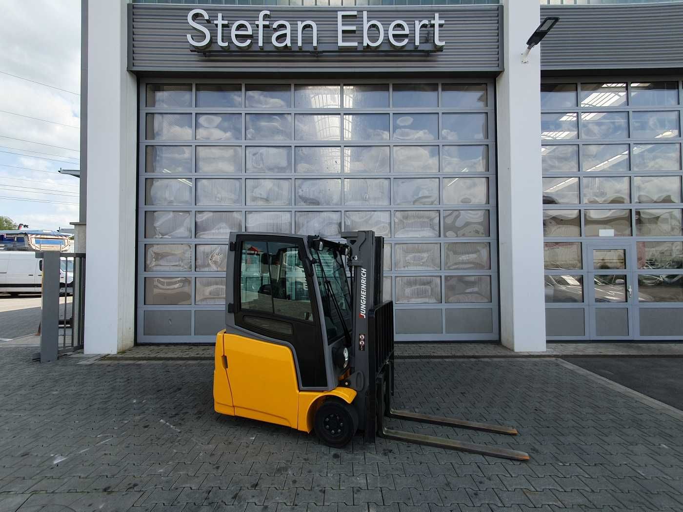 Fahrzeugabbildung Jungheinrich EFG 215 / Triplex: 4.25m! / SS / 4.166h / 2024