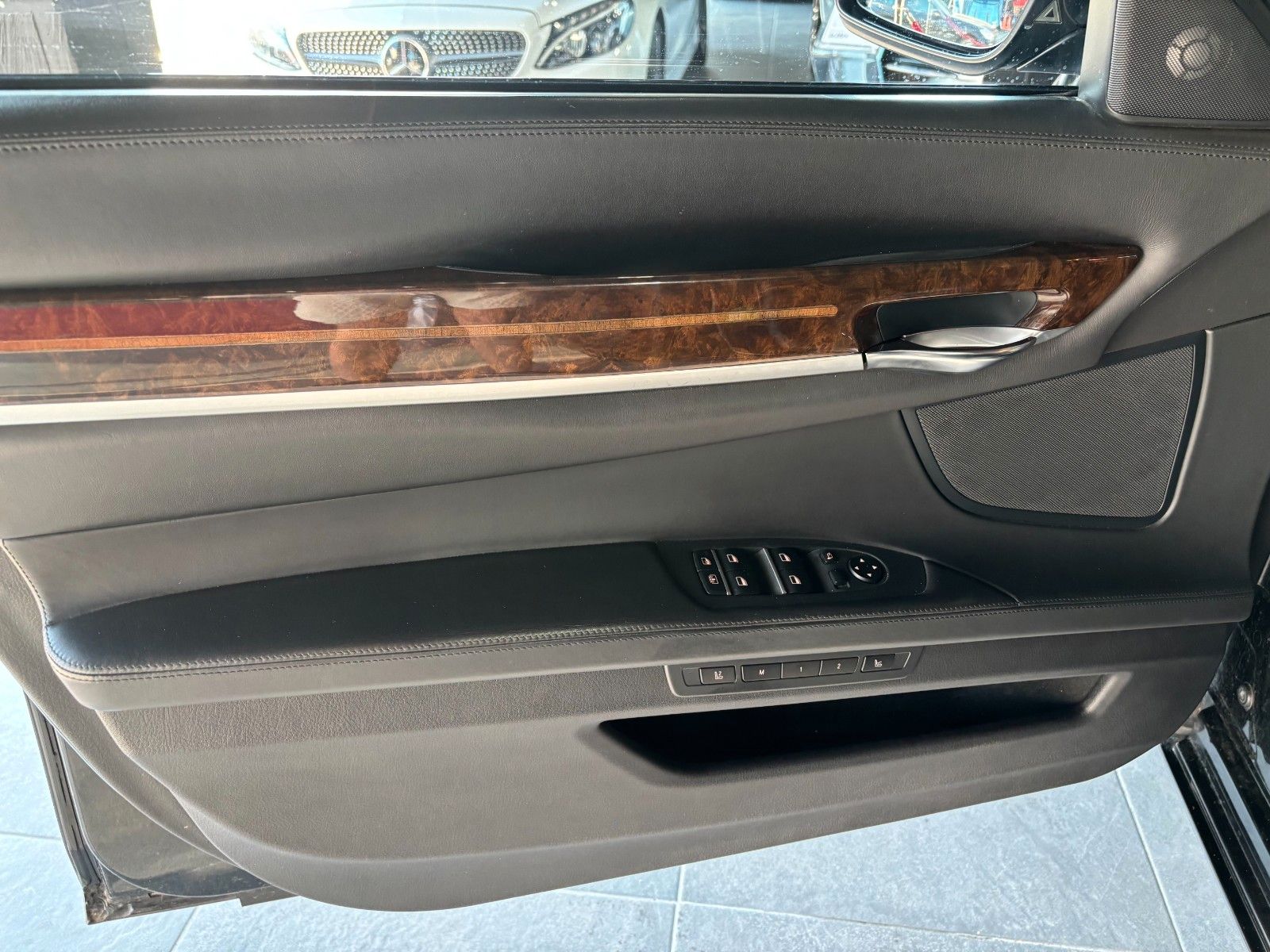 Fahrzeugabbildung BMW 760i L V12/MASSAGE/MEMORY/HUD/SCHIEBEDACH/KAMERA