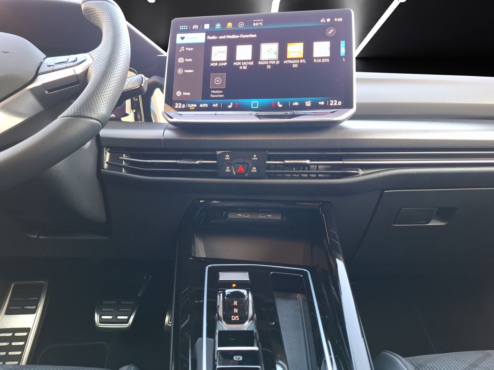 Fahrzeugabbildung Volkswagen Golf VIII Variant eTSI R-Line DSG LED AHK Navi A