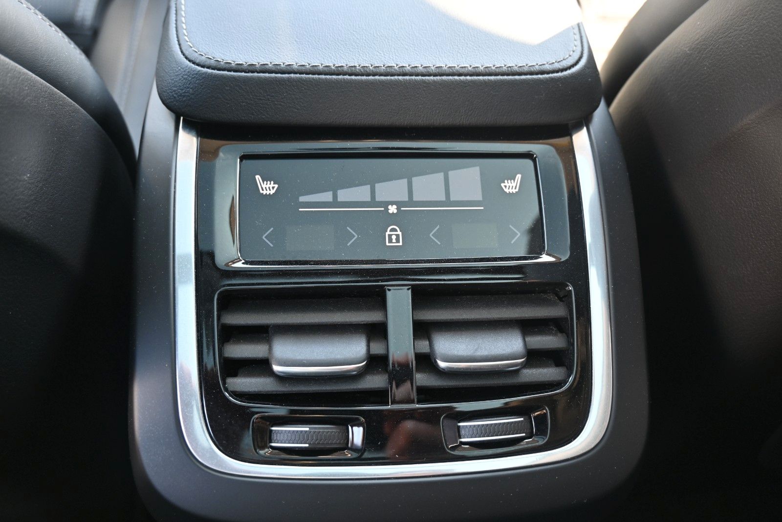 Fahrzeugabbildung Volvo XC90 B5 D AWD Ultimate Dark*STDHZG*360°*LUFT*AHK