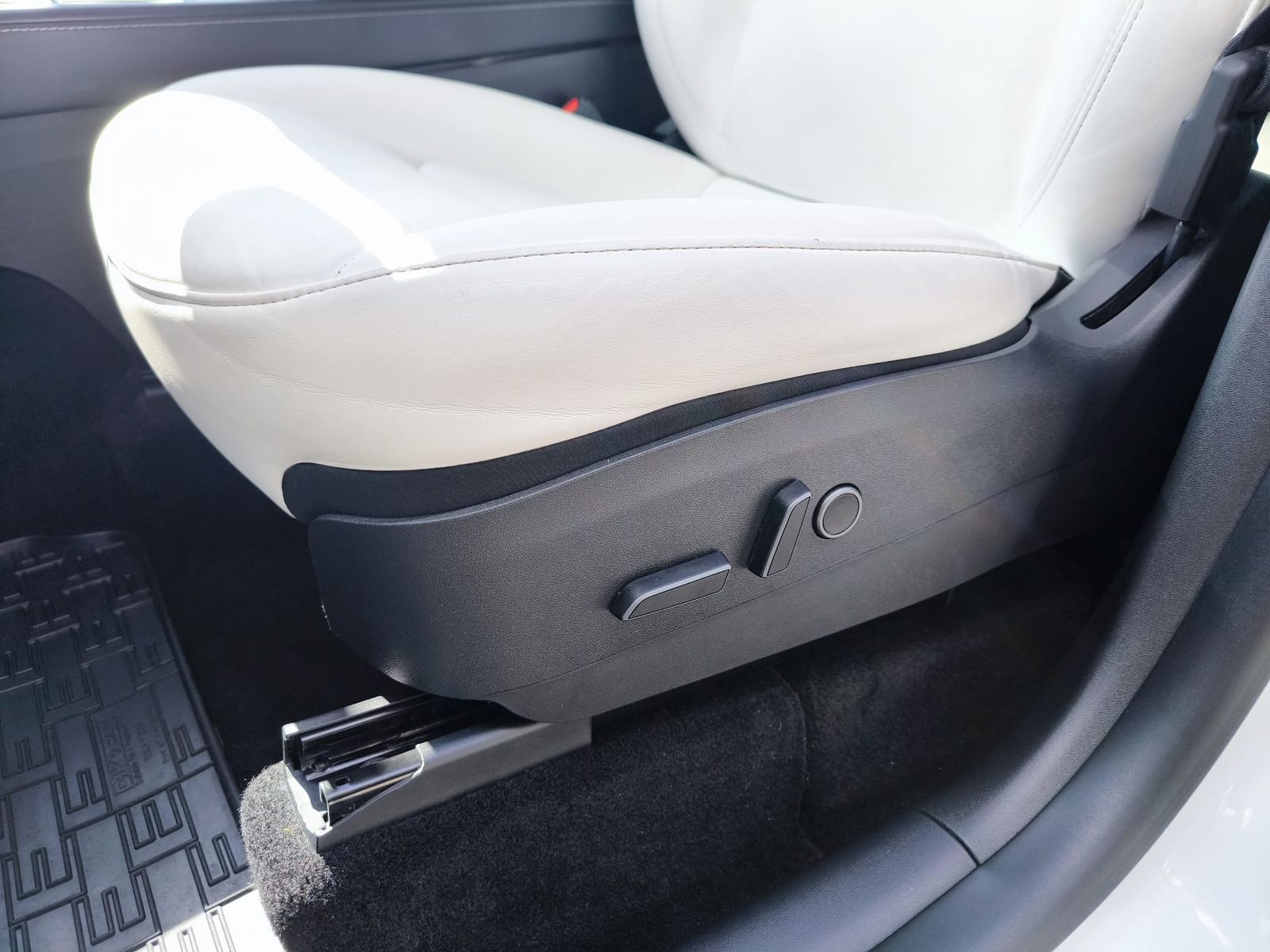 Fahrzeugabbildung Tesla Model Y LR Dual AWD PANO+STDHZ+NAVI+LED+ACC+19"+