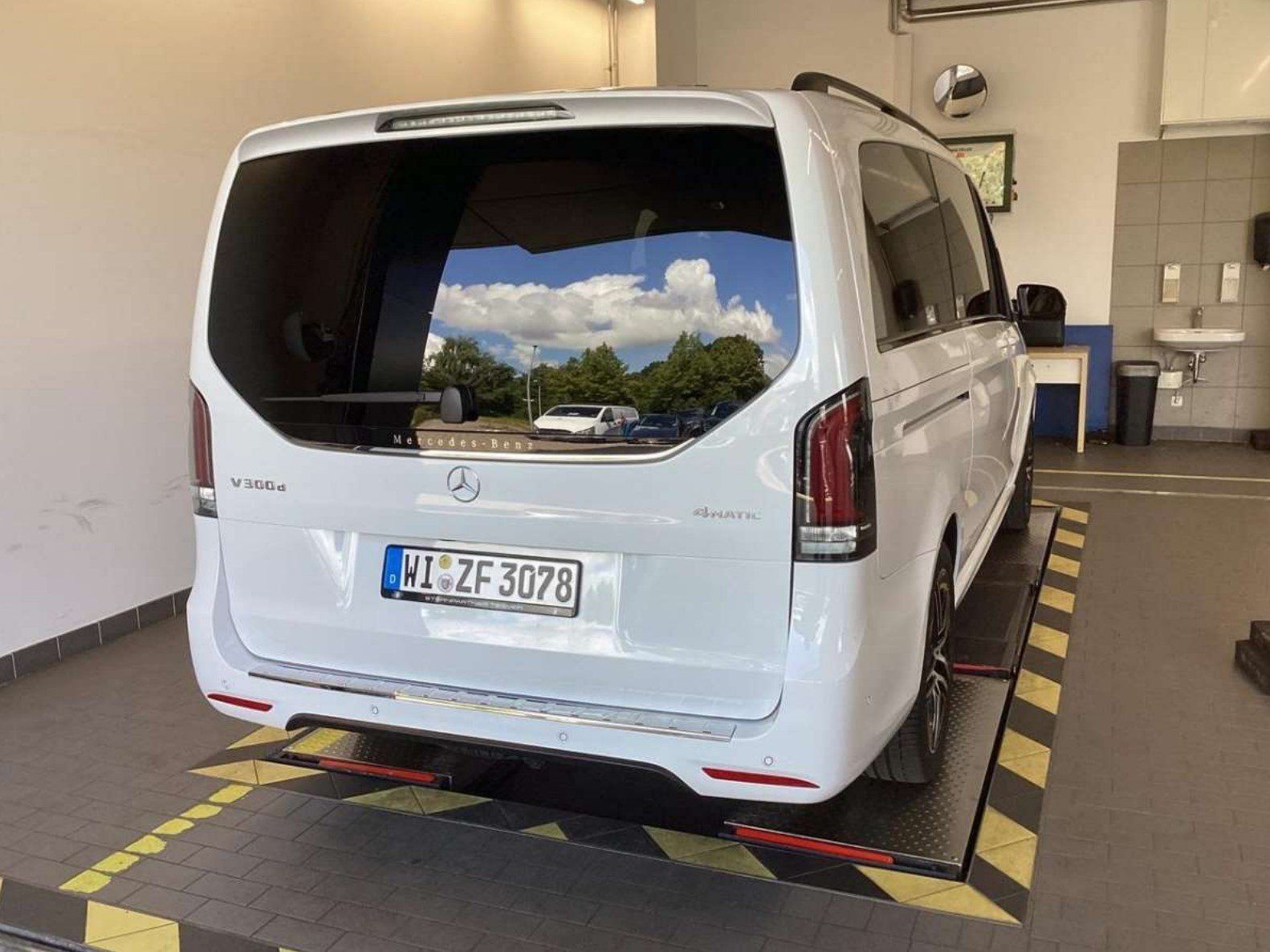 Fahrzeugabbildung Mercedes-Benz V 300 d 4M L AMG Avantga AIRMATIC Pano AHK Night