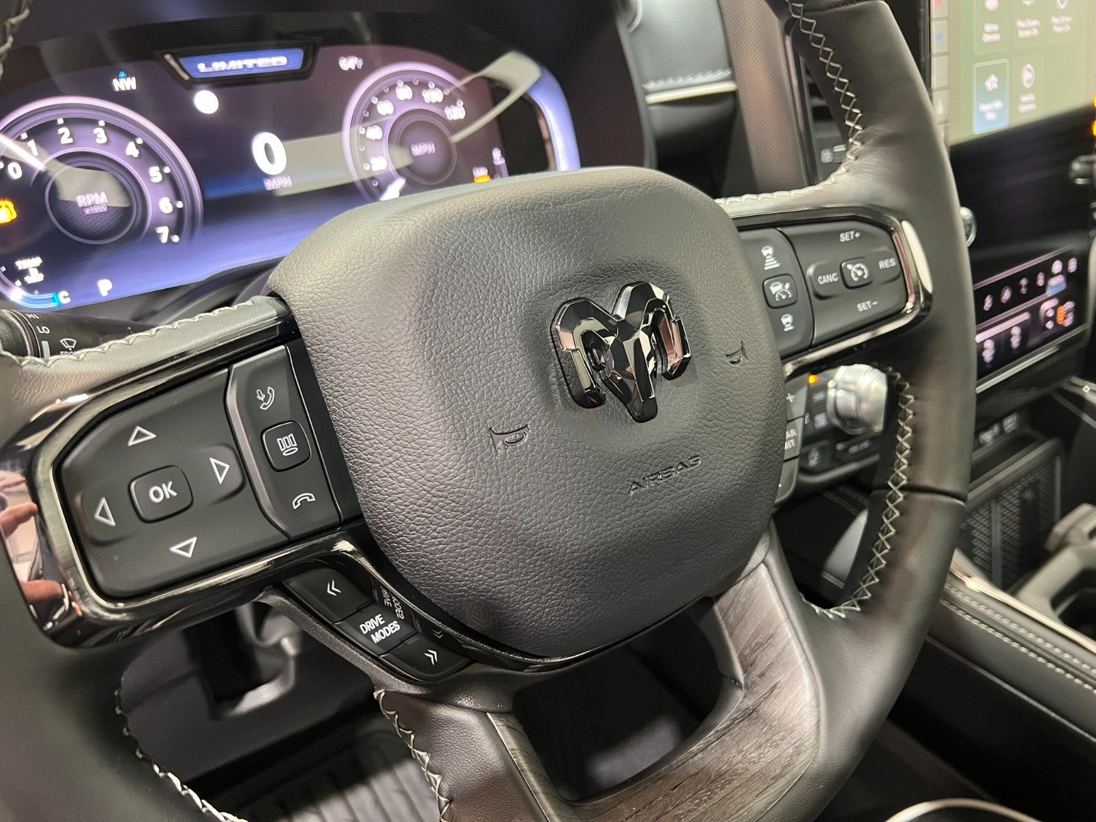 Fahrzeugabbildung Dodge RAM 1500 Limited Night  5,7L V8 HEMI / MFT
