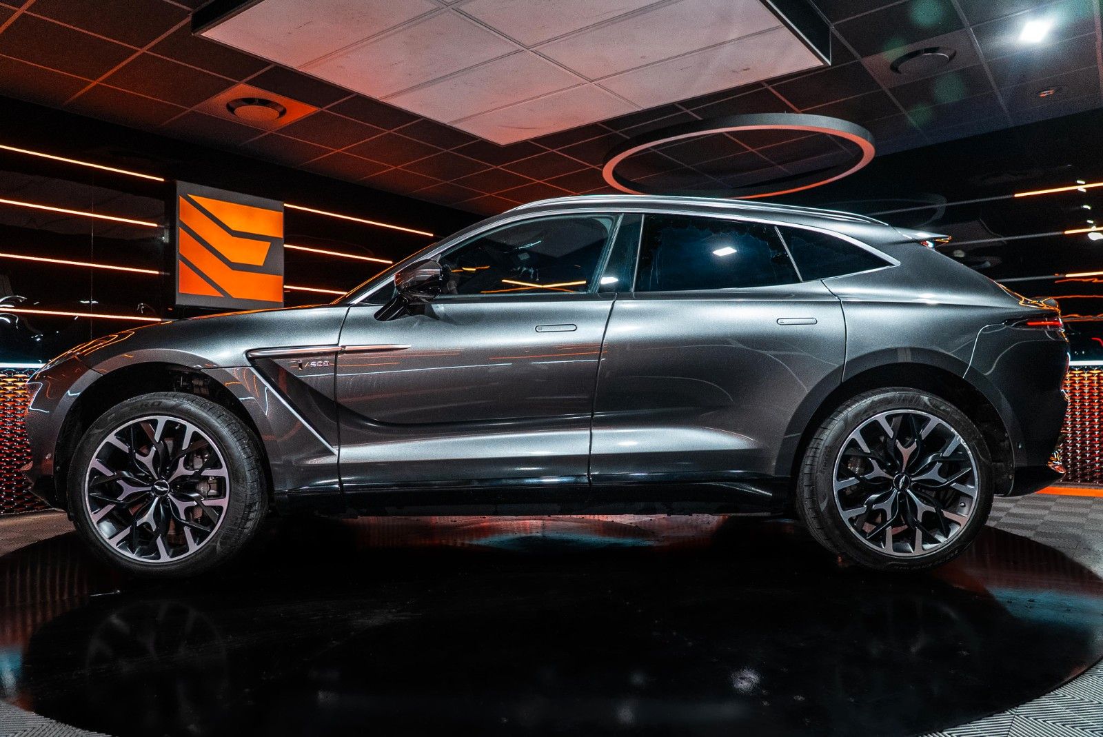 Aston Martin DBX 550CH*1st Hand*360°*ACC*Aston Martin Service imagem 2