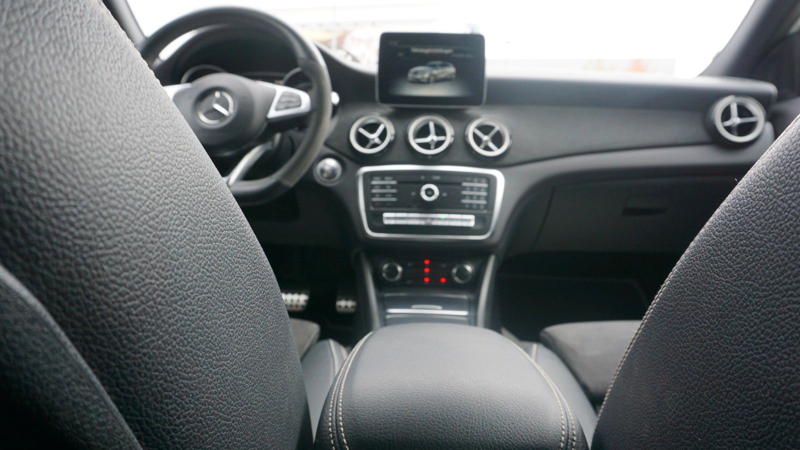 Fahrzeugabbildung Mercedes-Benz A 180d AMG Line T.Leder,LED, Navi,SH,PDC