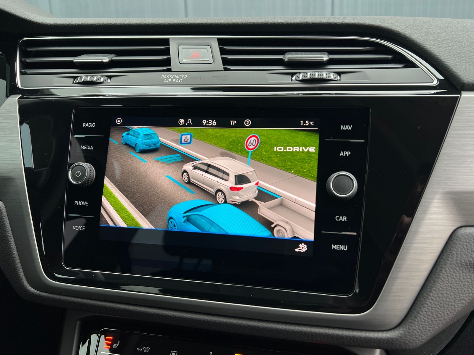 Fahrzeugabbildung Volkswagen Touran Comfortline 1.5 TSI DSG *LED, AHK, 7 Sitz