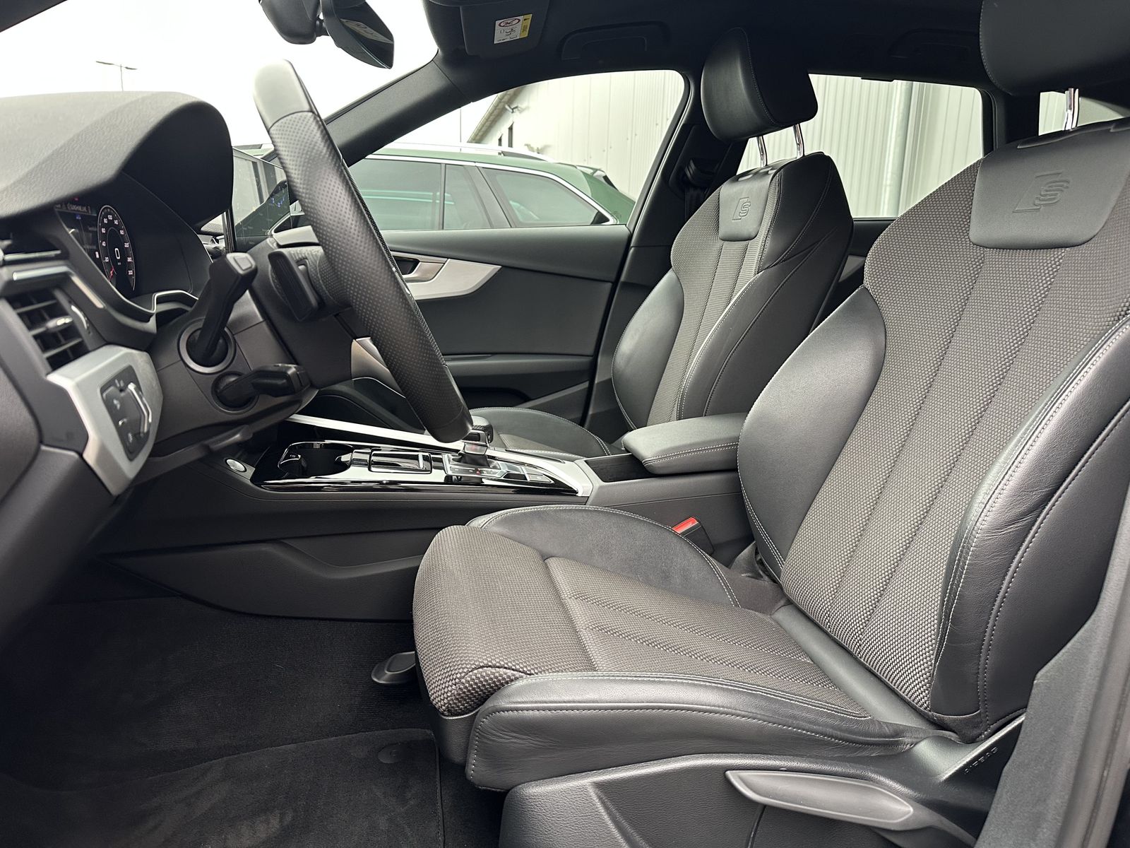 Fahrzeugabbildung Audi A4 Avant 40 TFSI S-Line NAV+LED+AHK+VCOCKPIT+ACC