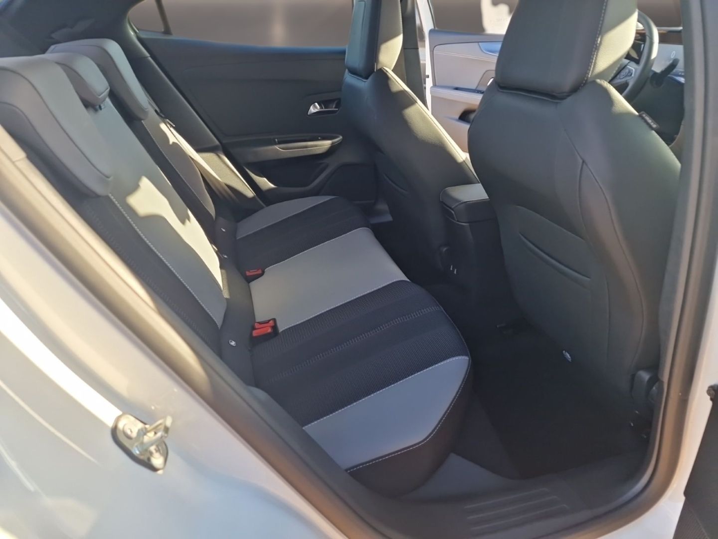 Fahrzeugabbildung Opel Mokka e Elegance Digitales Cockpit LED  Klimaaut