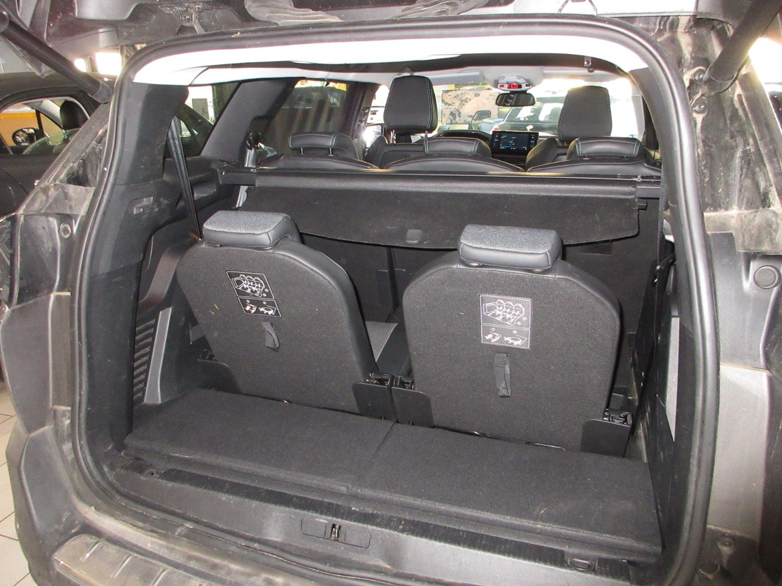 Fahrzeugabbildung Peugeot 5008 Allure 1.2T LED/NAVI/AHK/R´CAM/BLIS