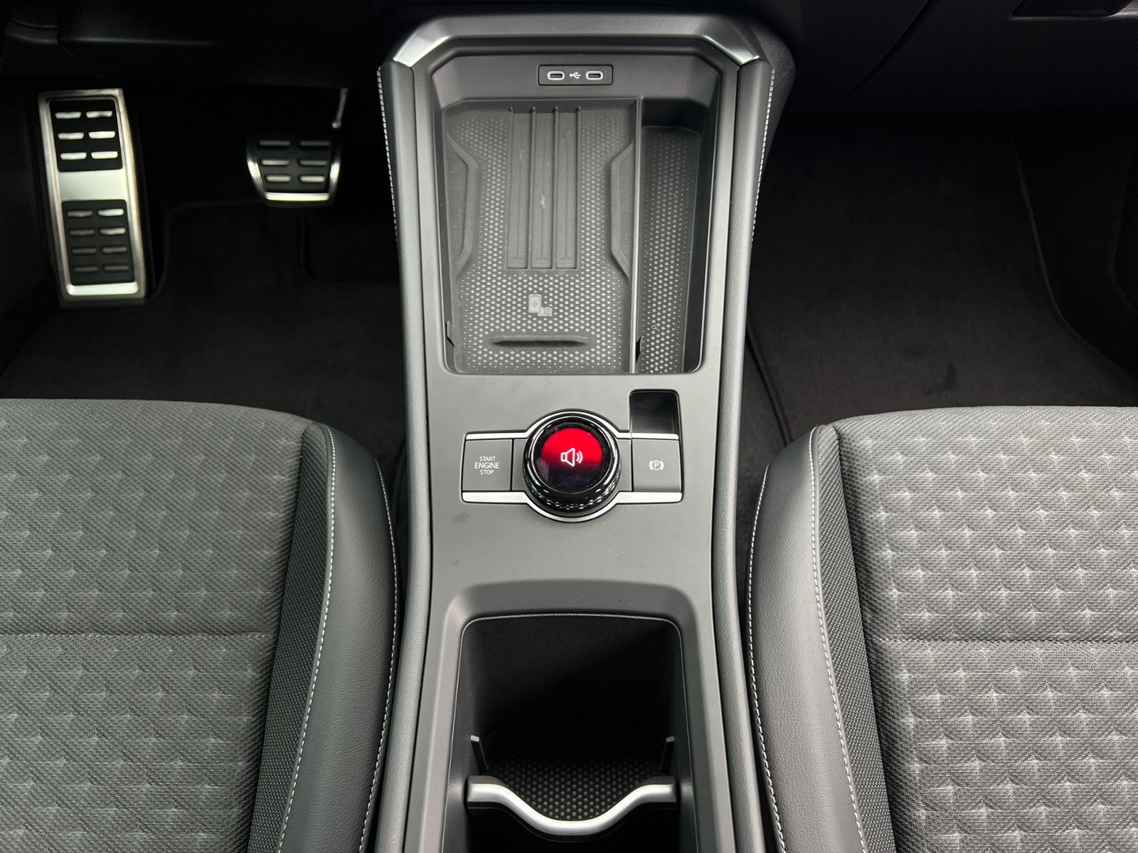 Fahrzeugabbildung Volkswagen T-Roc R-Line 1.5 eTSI DSG *Black Style, IQ-Light