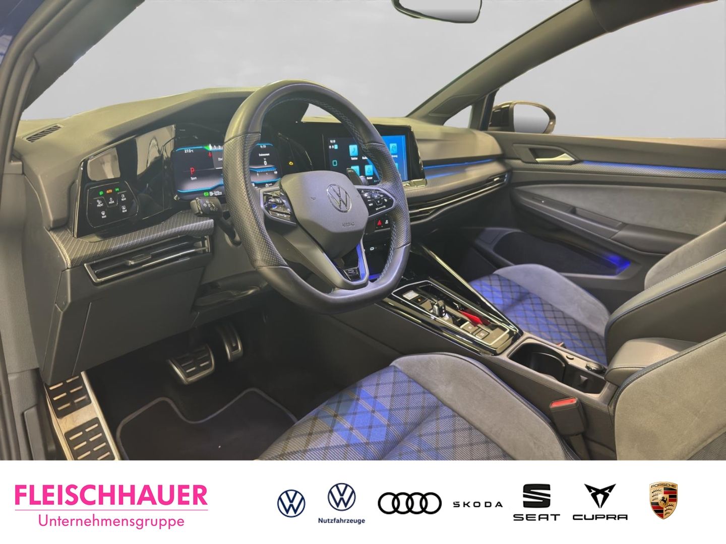 Volkswagen Golf VIII R 2.0 TSI 4M Matrix Navi Pano 270km h foto 11