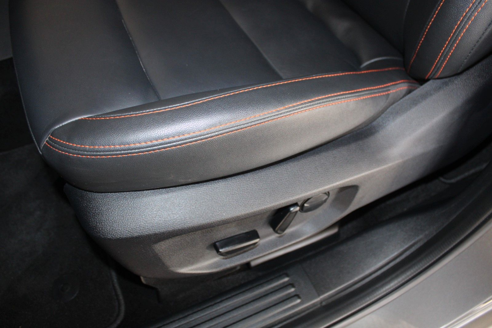 Fahrzeugabbildung Ford Ranger PHEV Wildtrak AHK ROLLO B&O ACC 360°