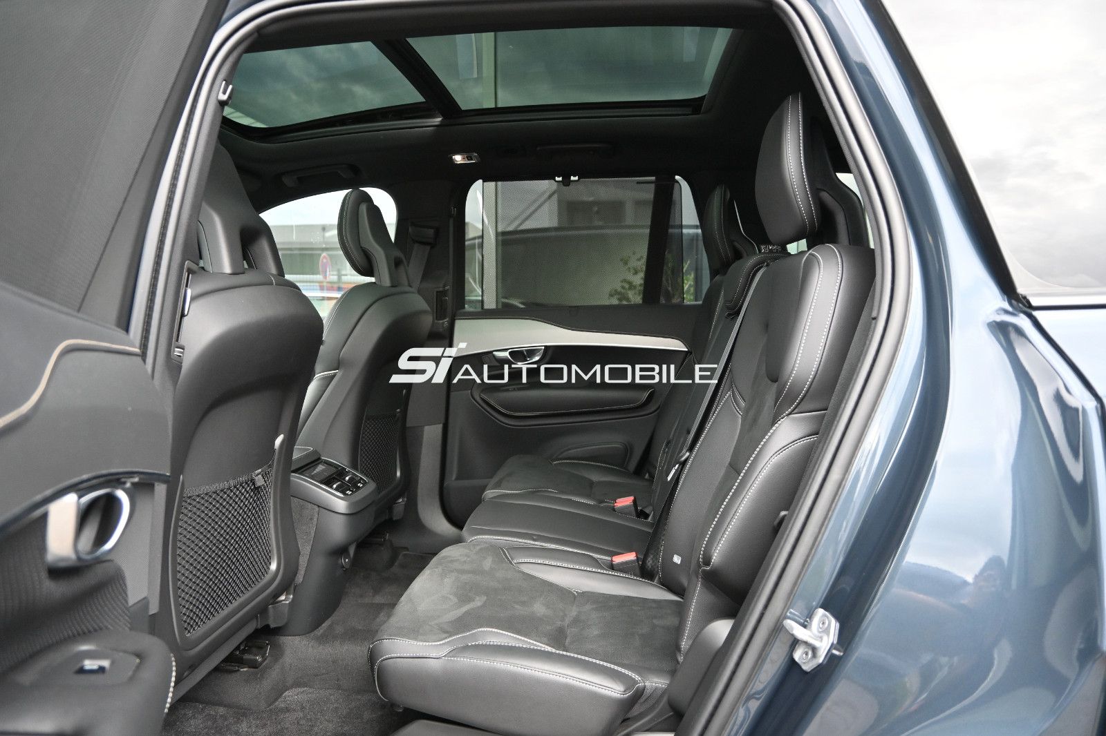Fahrzeugabbildung Volvo XC90 B5 D AWD R-Design °AHK°STANDHEIZ°PANO°22"°
