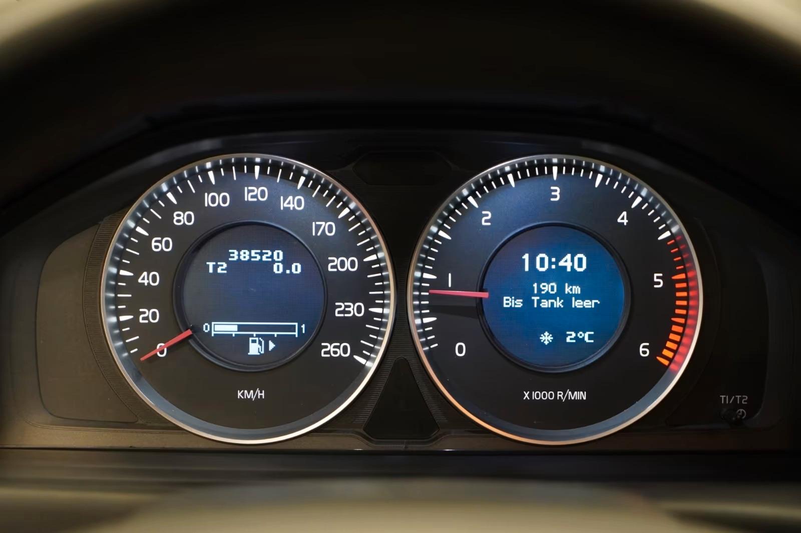 VOLVO V70 1.6D 114 CH KINETIC - 1ERE MAIN - TOIT OUVRANT - GPS - SIEGES CHAUFFANTS - 38 520 KM