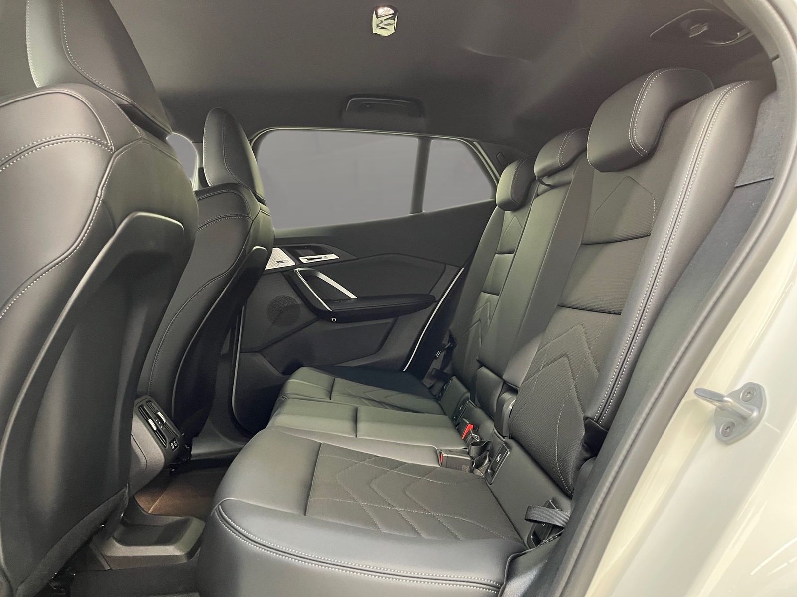 BMW iX2 - Bild 13