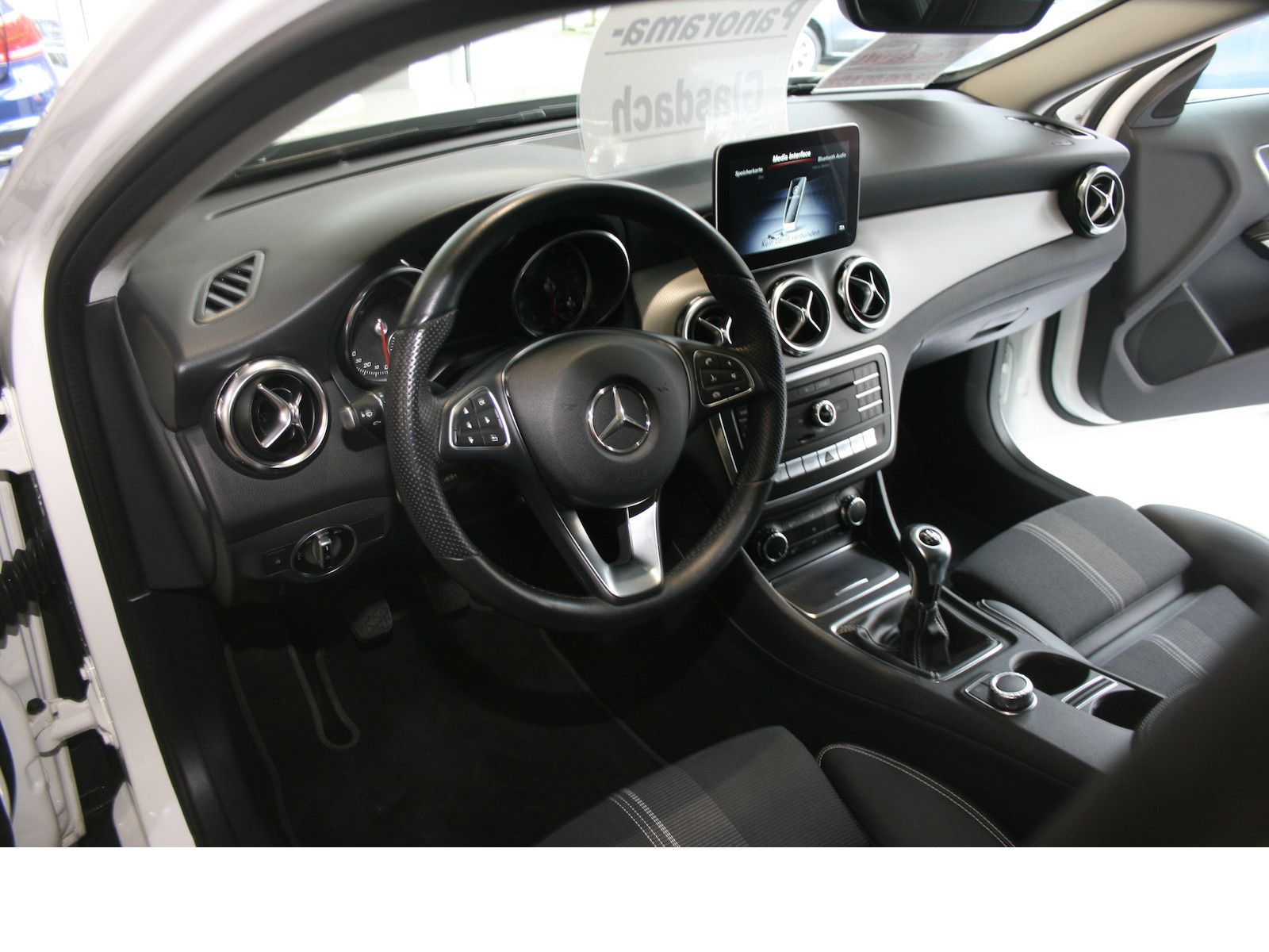 Fahrzeugabbildung Mercedes-Benz GLA 200 Urban *LED *AHK *Pano-Dach *Navi