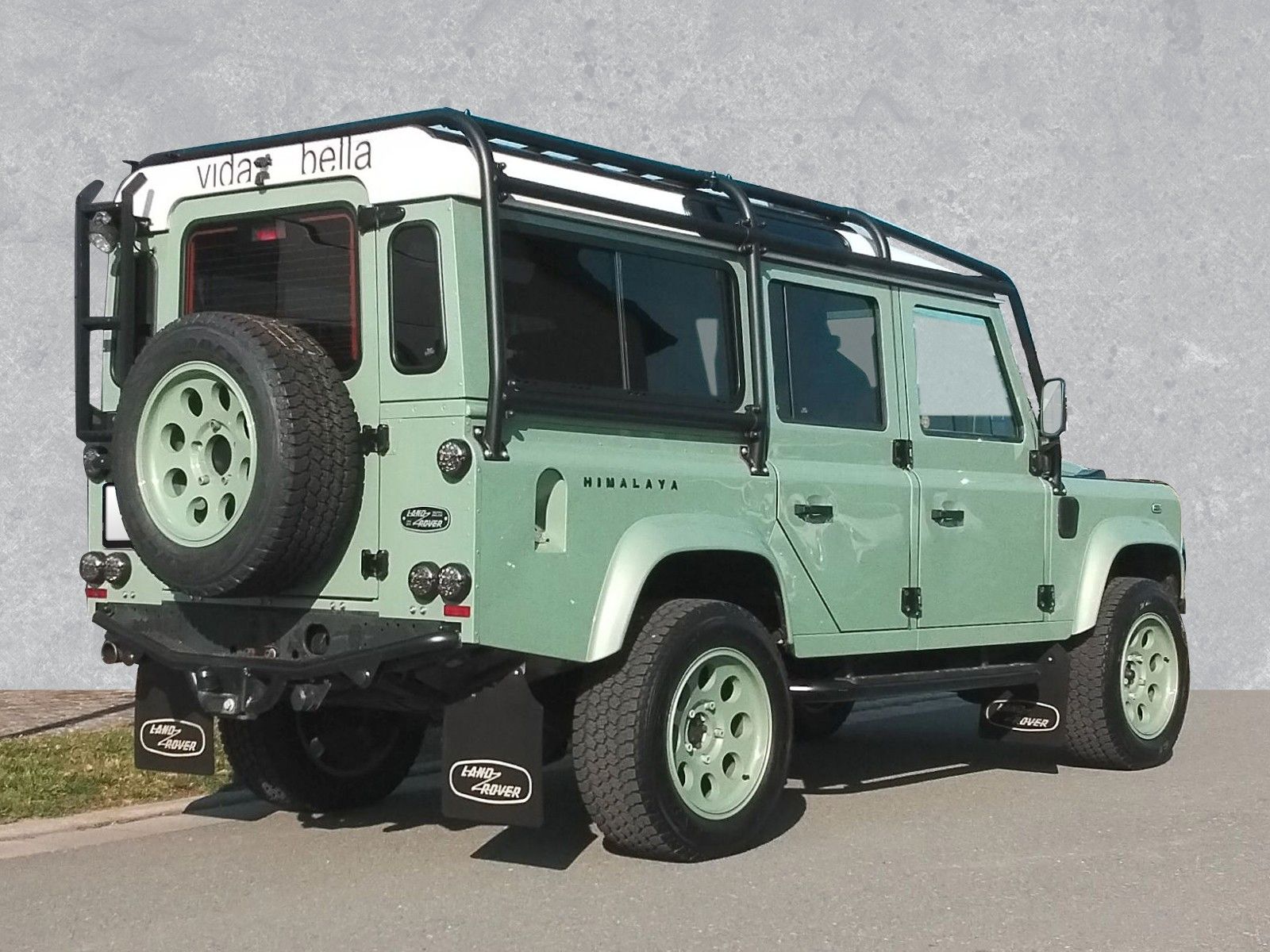 Fahrzeugabbildung Land Rover Defender 110 Heritage Station Wagon