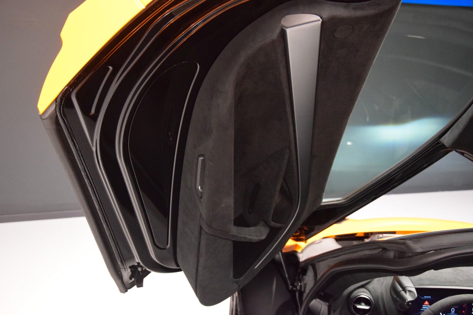 Fahrzeugabbildung McLaren 750S Black Pack / Lift Schale B&W Aero Kamera