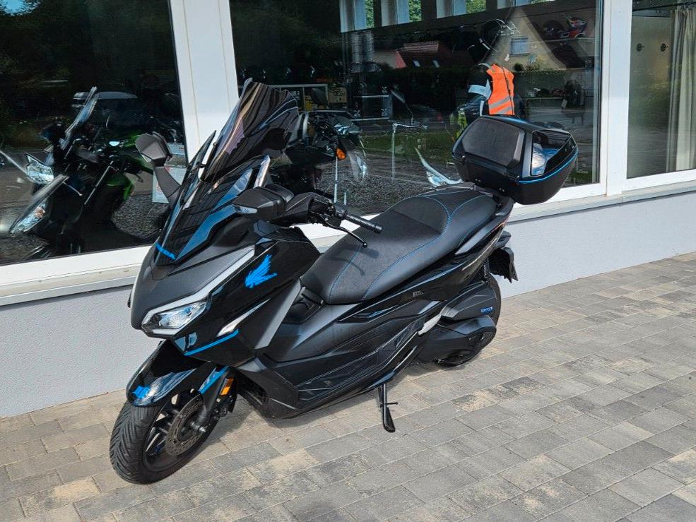 Honda Forza 350 mit Topcase + Extras Top Zustand