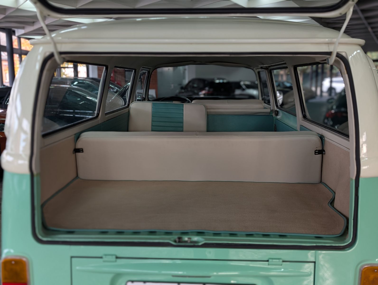 Fahrzeugabbildung Volkswagen T2 Fensterbus 9 Sitzer H-Zulassung frame off
