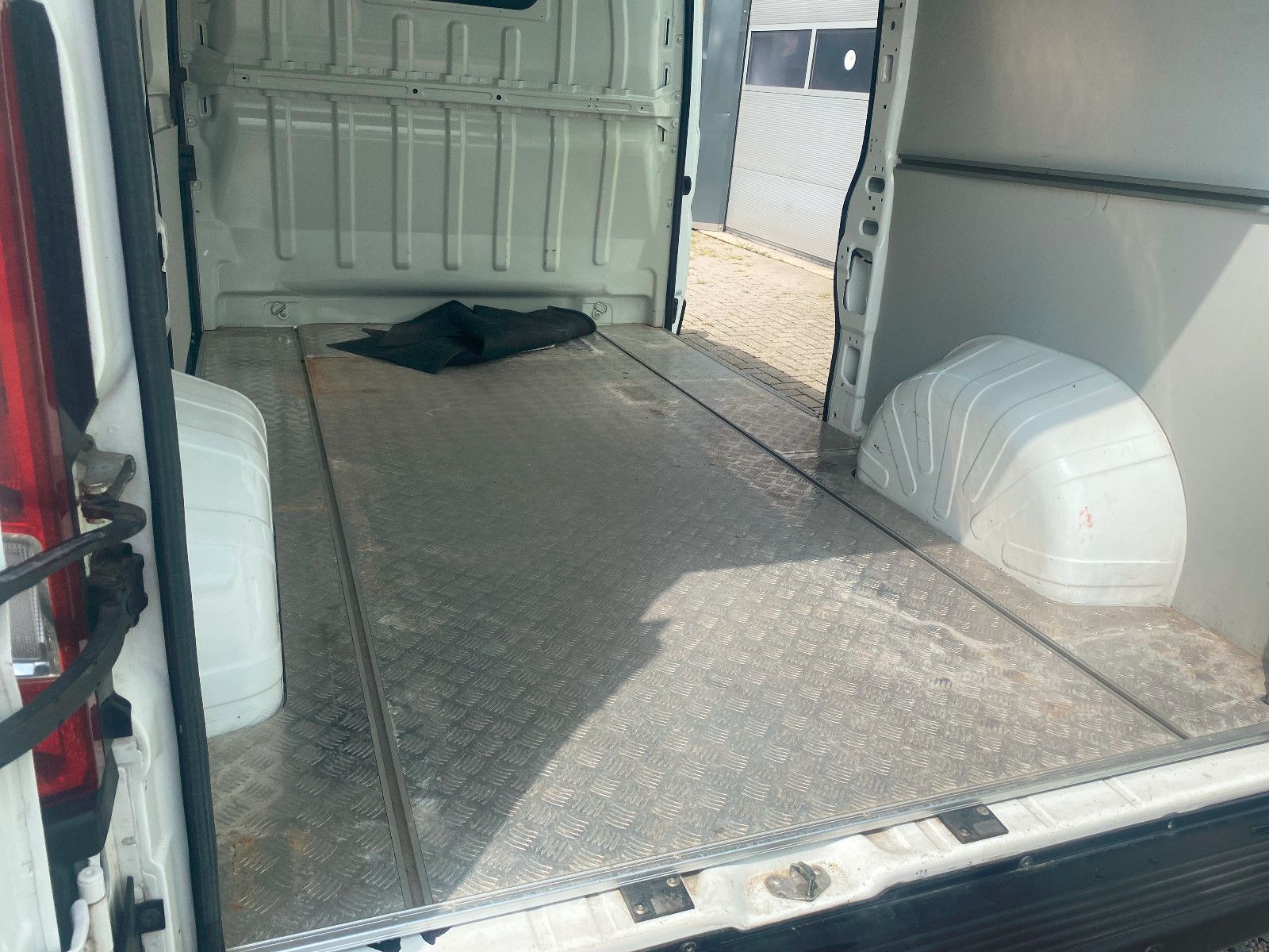 Fahrzeugabbildung Peugeot BoxerKastenHochraum330 L2H2 PremiumBlueHDi,AHK