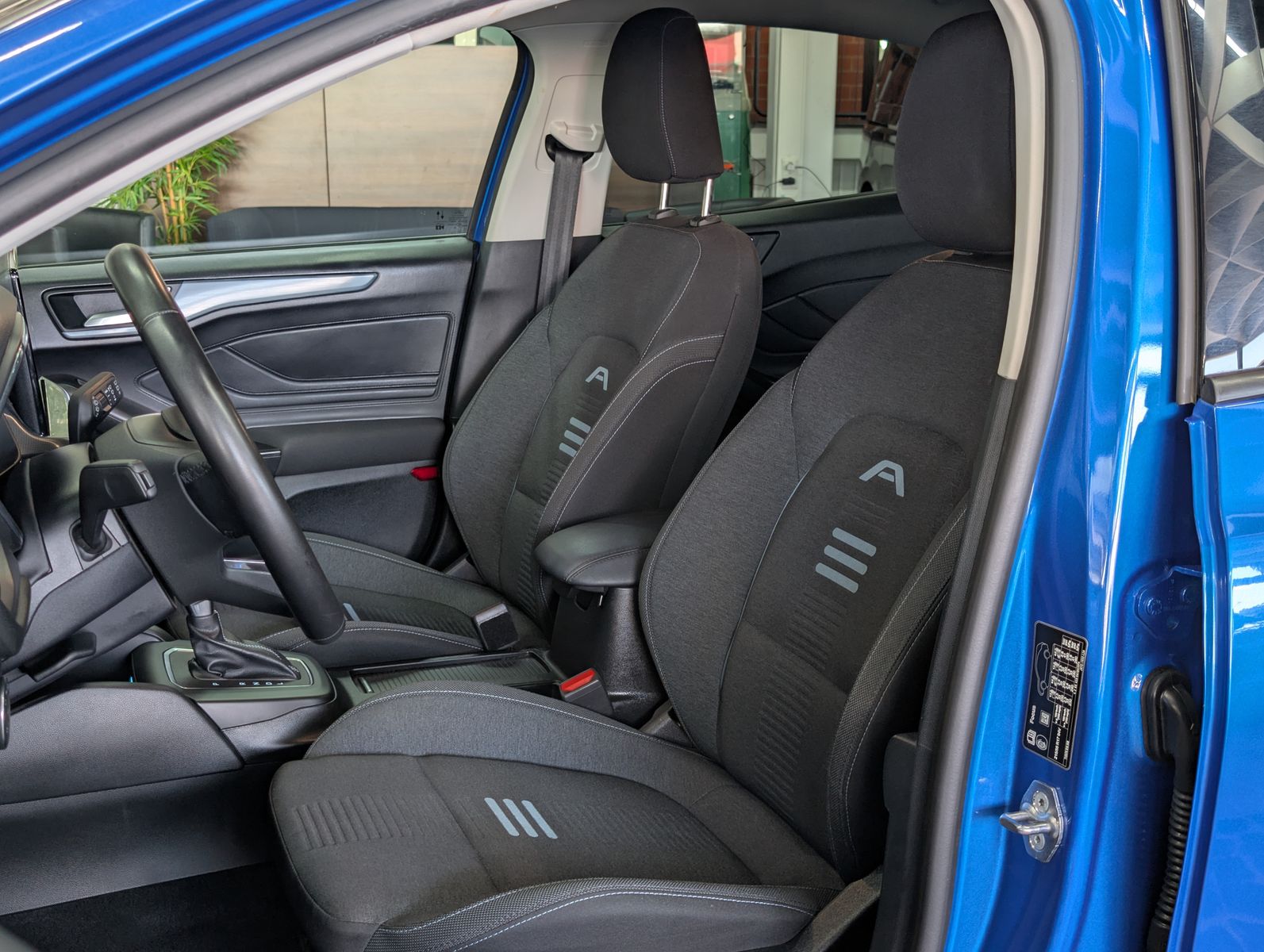 Fahrzeugabbildung Ford Focus 1.0 EB MHEV Active LED ACC KAM 17" WINTER