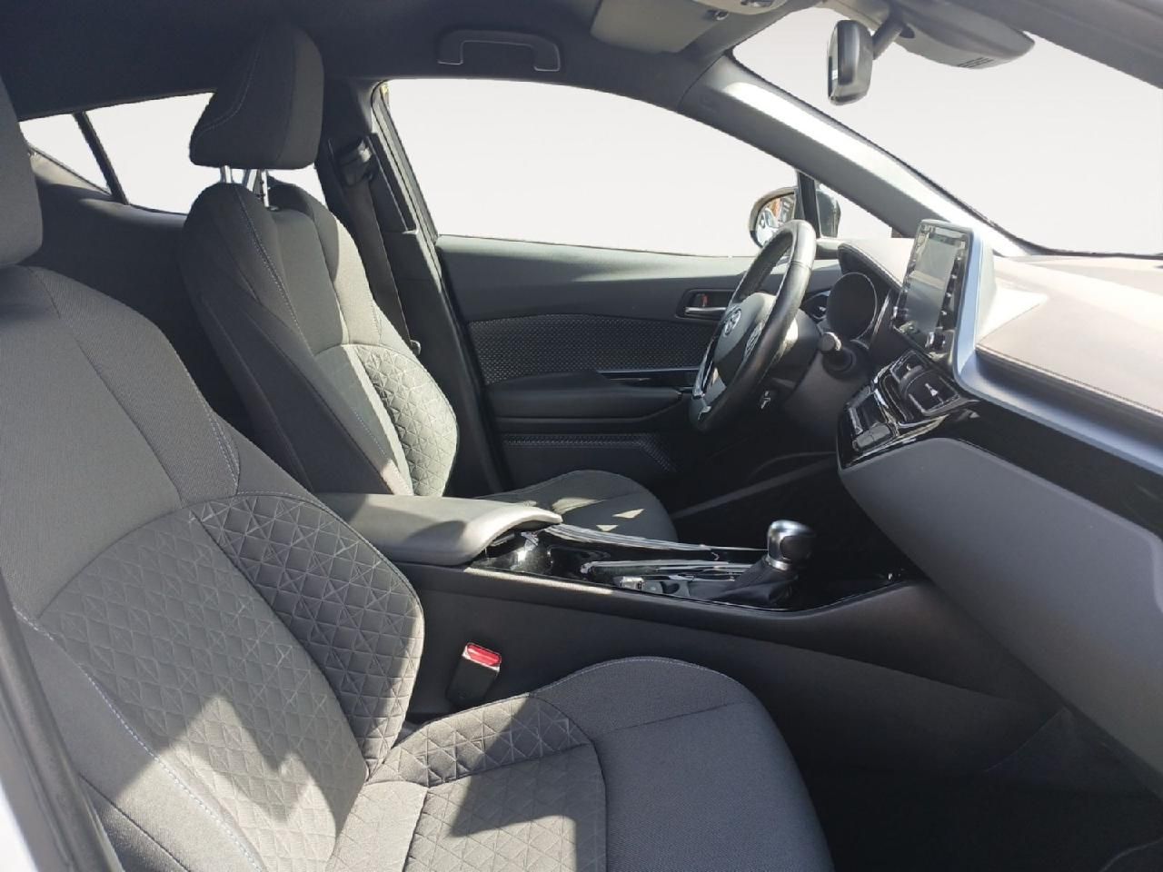 Fahrzeugabbildung Toyota C-HR Hybrid Team D