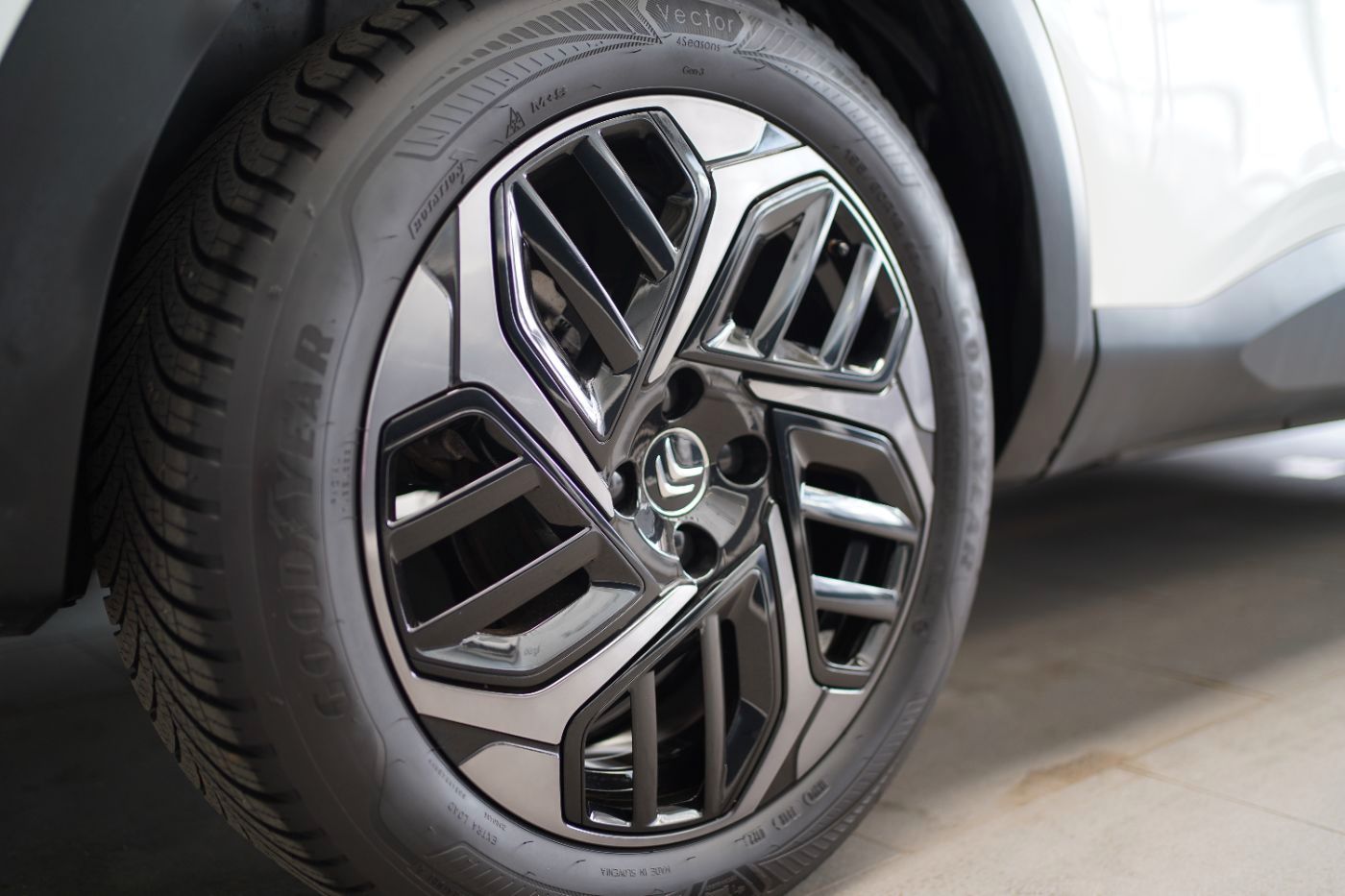 Fahrzeugabbildung Citroën C4 PureTech 130 Shine Kälte Paket Navi DAB Klima