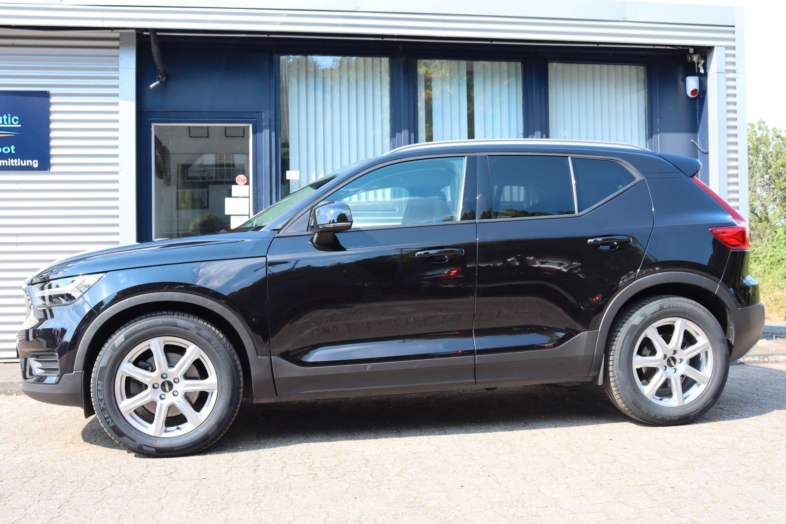 Fahrzeugabbildung Volvo XC40 D4 AWD VIRTUAL*SENSUS*NAVI*CAM*ACC*LED*AHK
