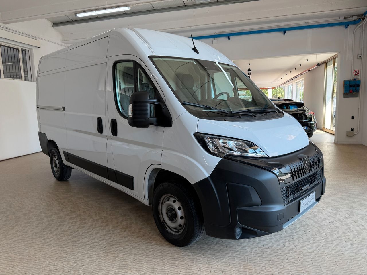 Peugeot Boxer 335 2.2 BlueHDi 140cv L2 H2 Furgon
