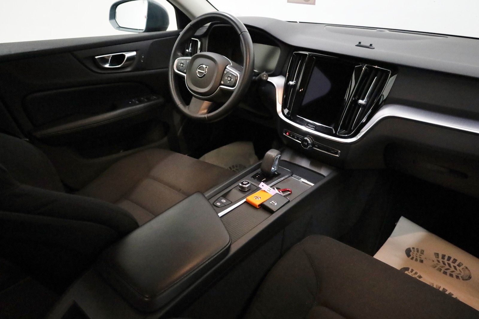 Fahrzeugabbildung Volvo V60 B4 D Momentum Core, Navi,LED,Carplay,DAB