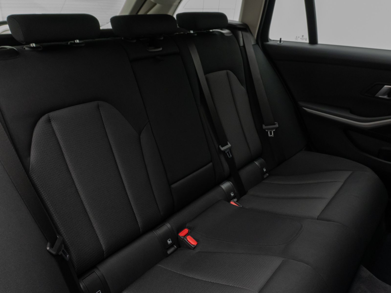 Fahrzeugabbildung BMW 330i HUD DAB CockPitPro DrivAssist PDC LED Alarm