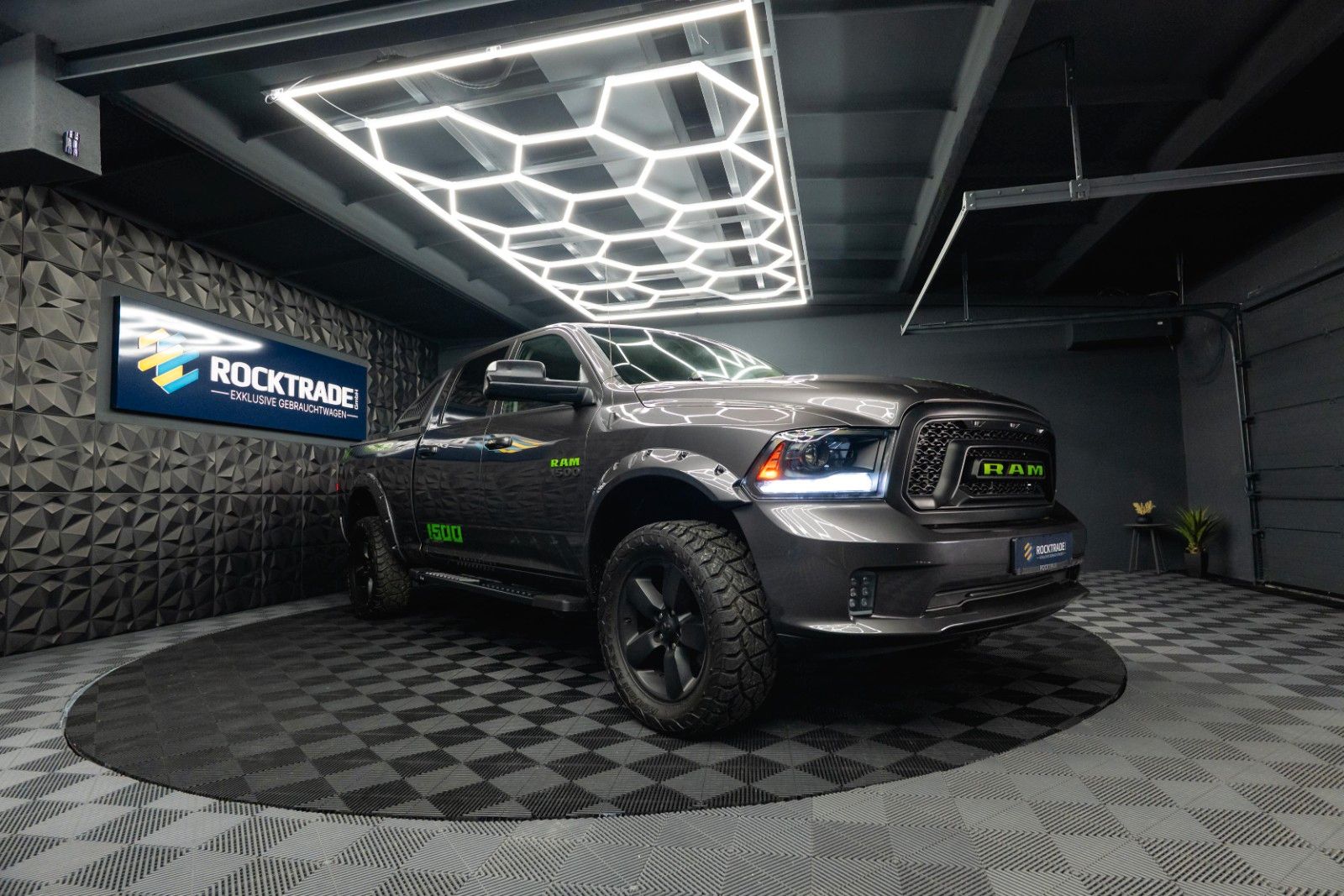 Fahrzeugabbildung Dodge RAM 5.7 V8 HEMI 4x4 OFFROAD Night-Paket LONGBED