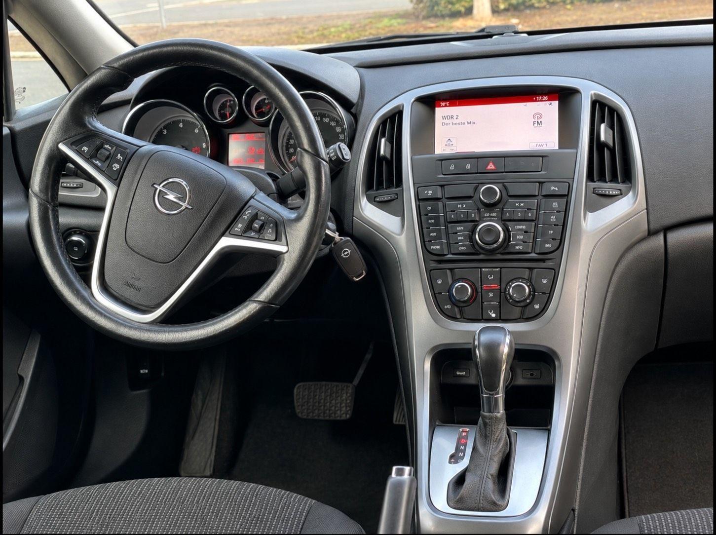 Opel Astra 2015 — interior