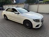Mercedes-Benz E 220 d Autom. - - Mercedes-Benz E 220 mit Diesel-Antrieb: Weiß, Limousine