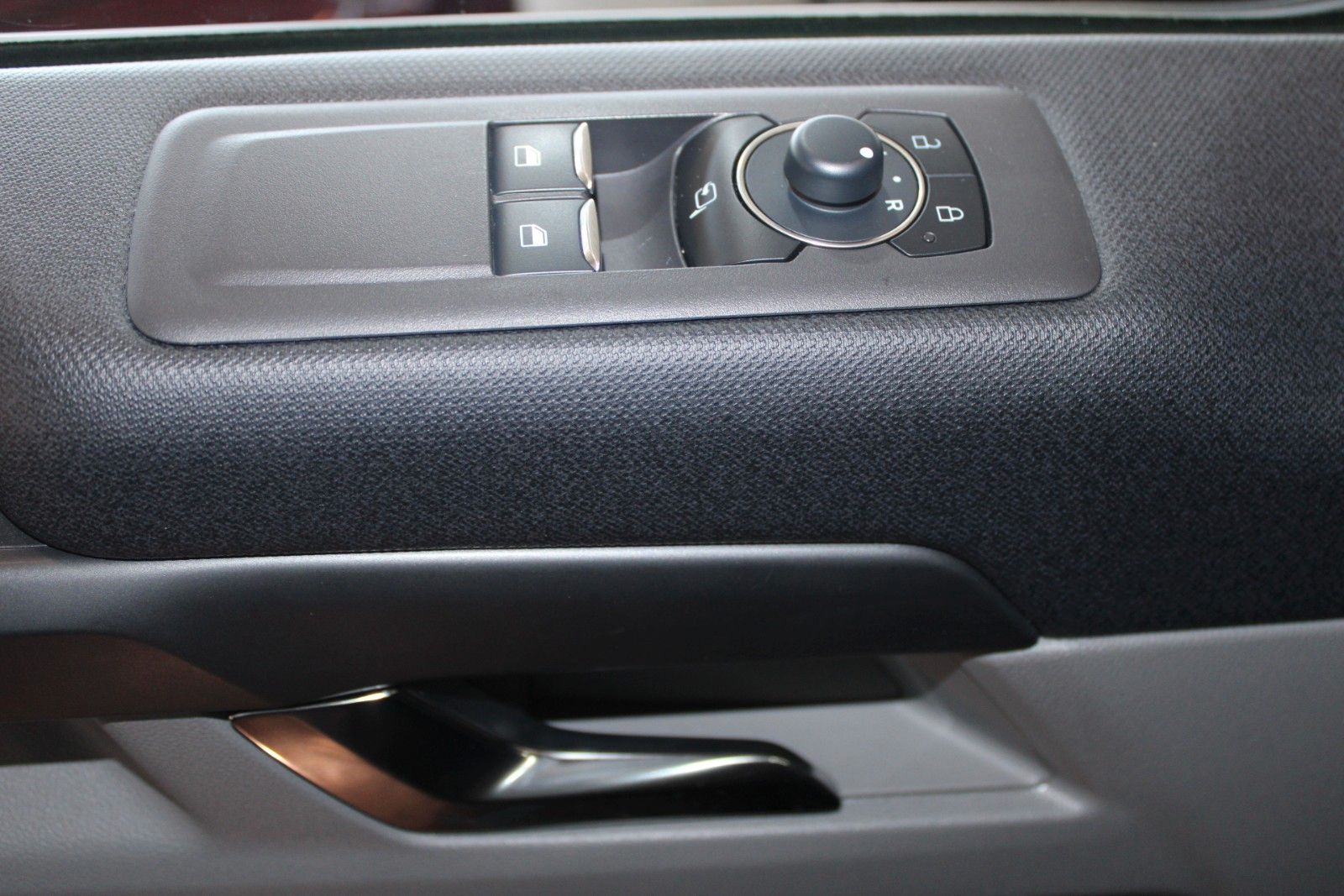 Fahrzeugabbildung Ford Tourneo Custom L2 8-Sitzer Titanium AHK LED ACC