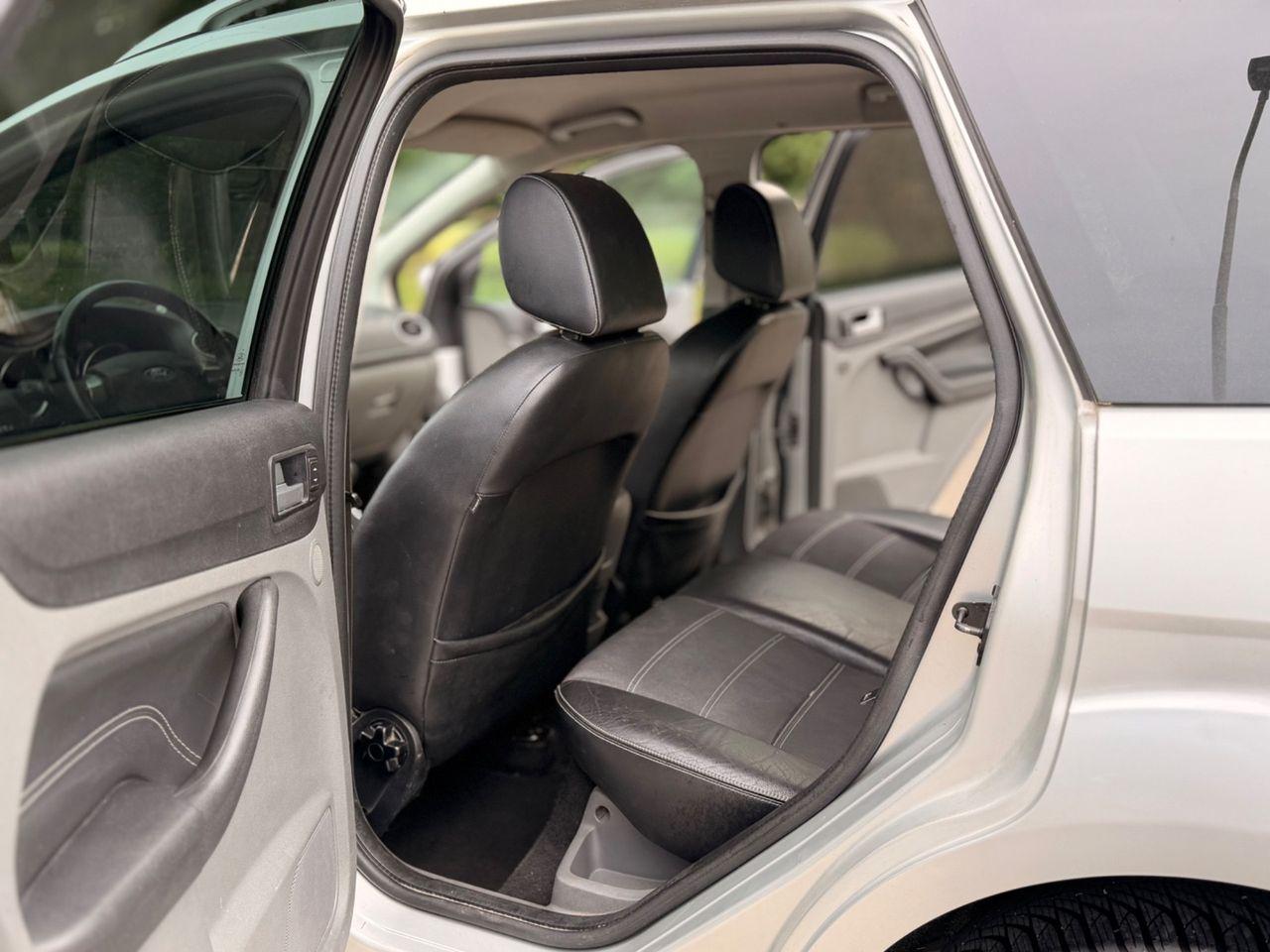 Ford Focus 2010 — photo 9
