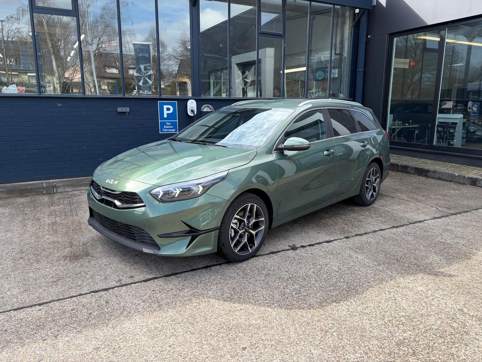 Kia CEED SW 1.5T DCT7 KEYLESS LED PDC V+H 17´´ALU