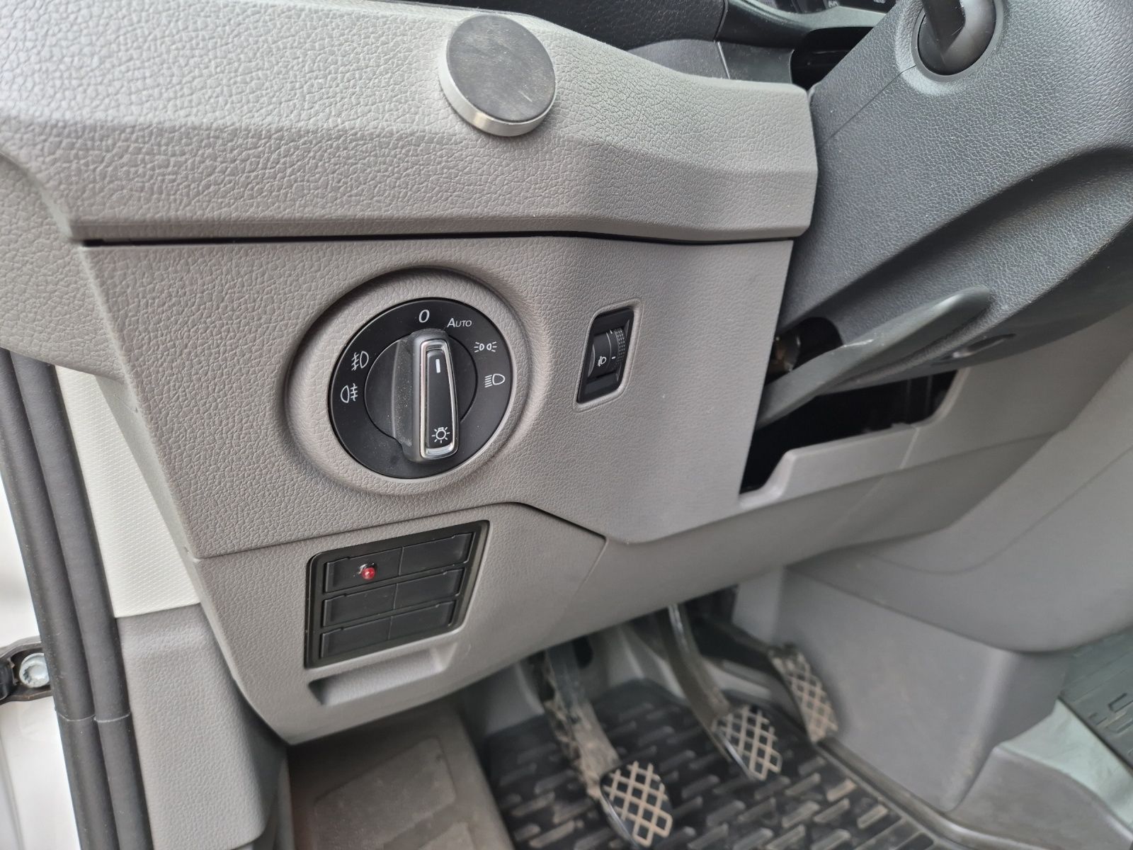 Fahrzeugabbildung Volkswagen Crafter 35 MR HD 4Mo 9-Si Rollstuhllift Trittstu