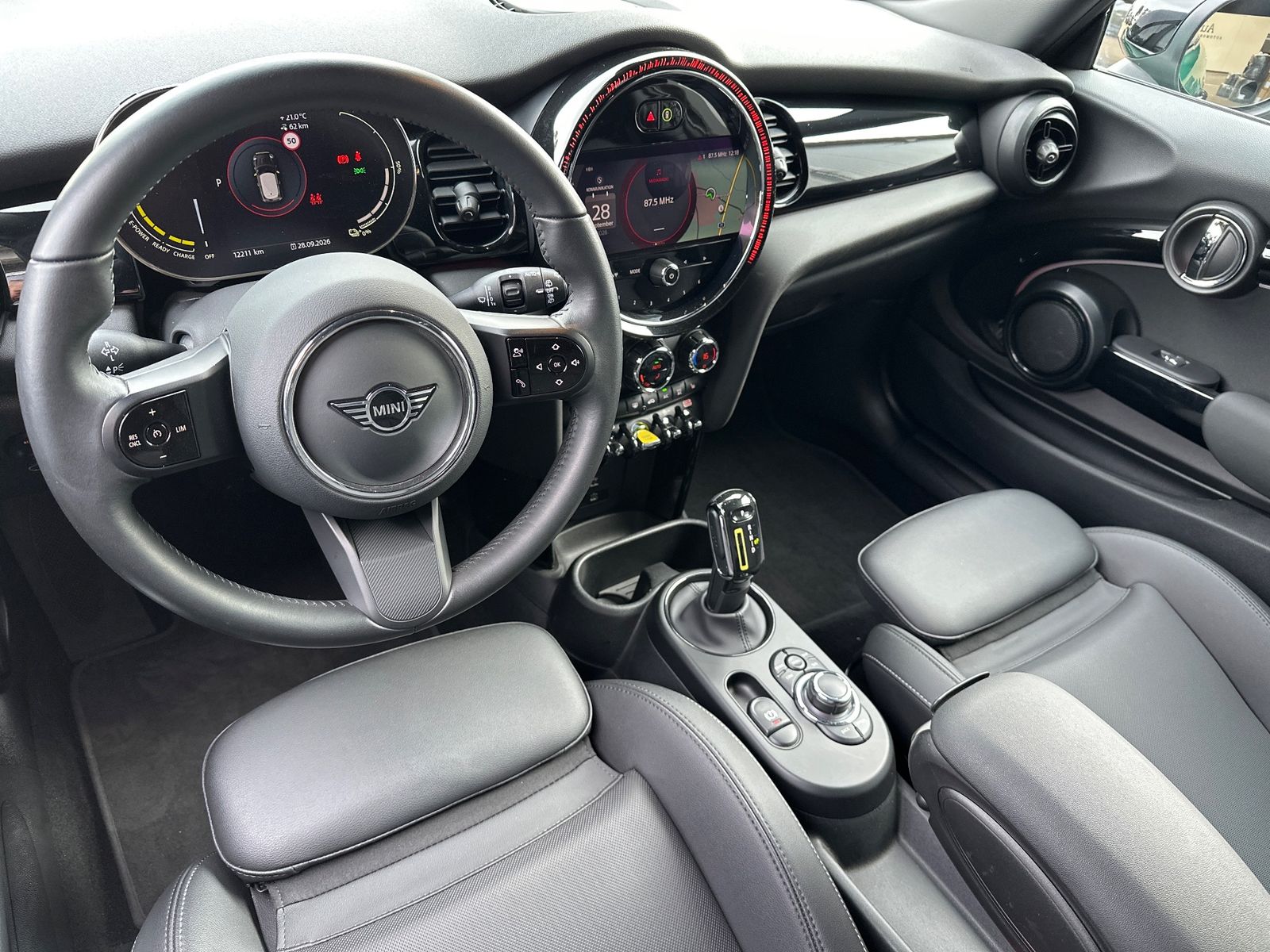 Fahrzeugabbildung MINI Cooper SE Classic Trim Black NAV+LED+KAM+SHZ
