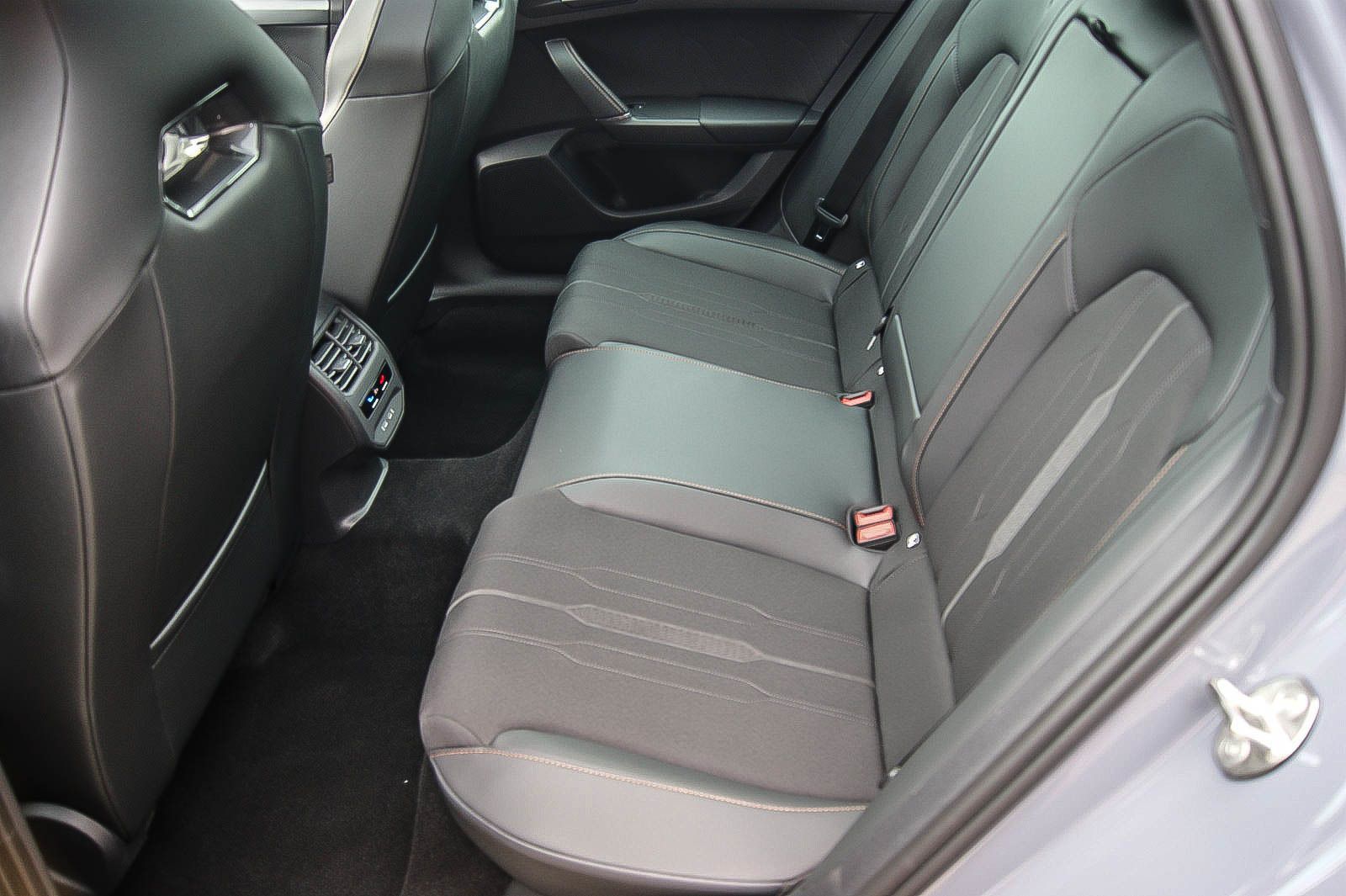 Fahrzeugabbildung CUPRA Leon Sportstourer e-Hybrid PANORAMA CARPLAY ACC