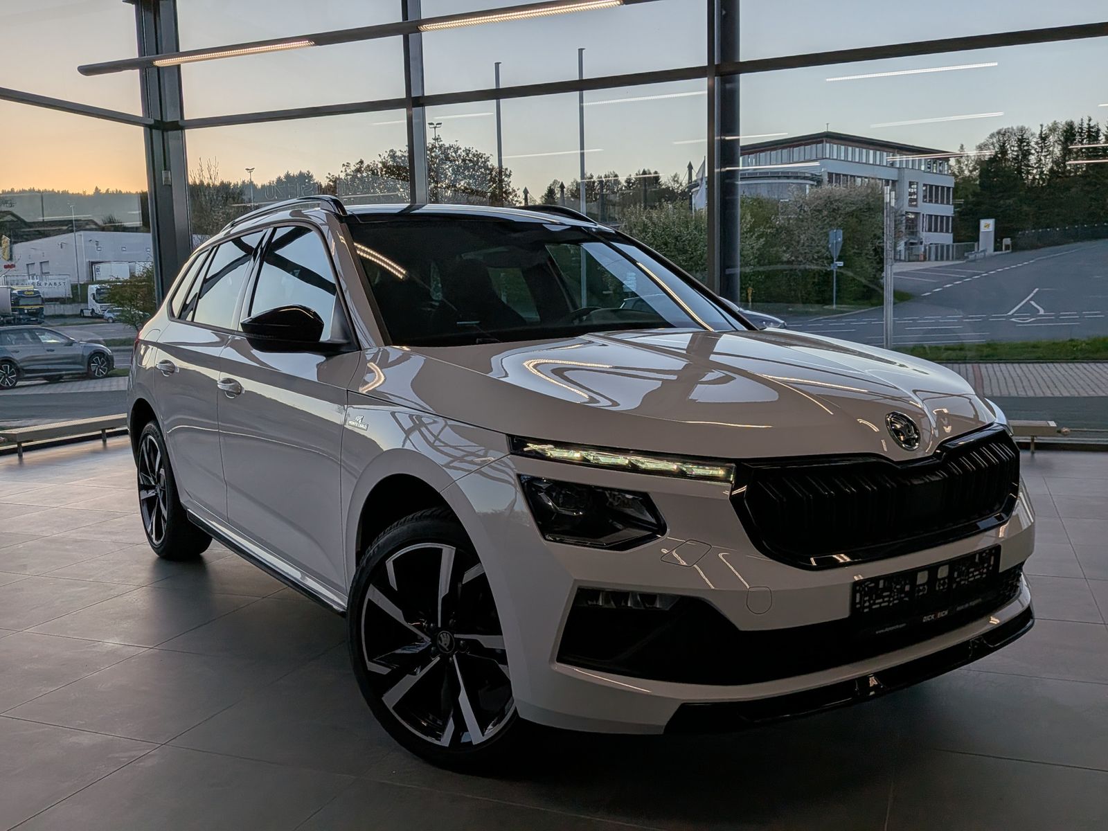 Fahrzeugabbildung SKODA Kamiq 1.5 TSI DSG Monte Carlo Pano Matrix 5J.GAR