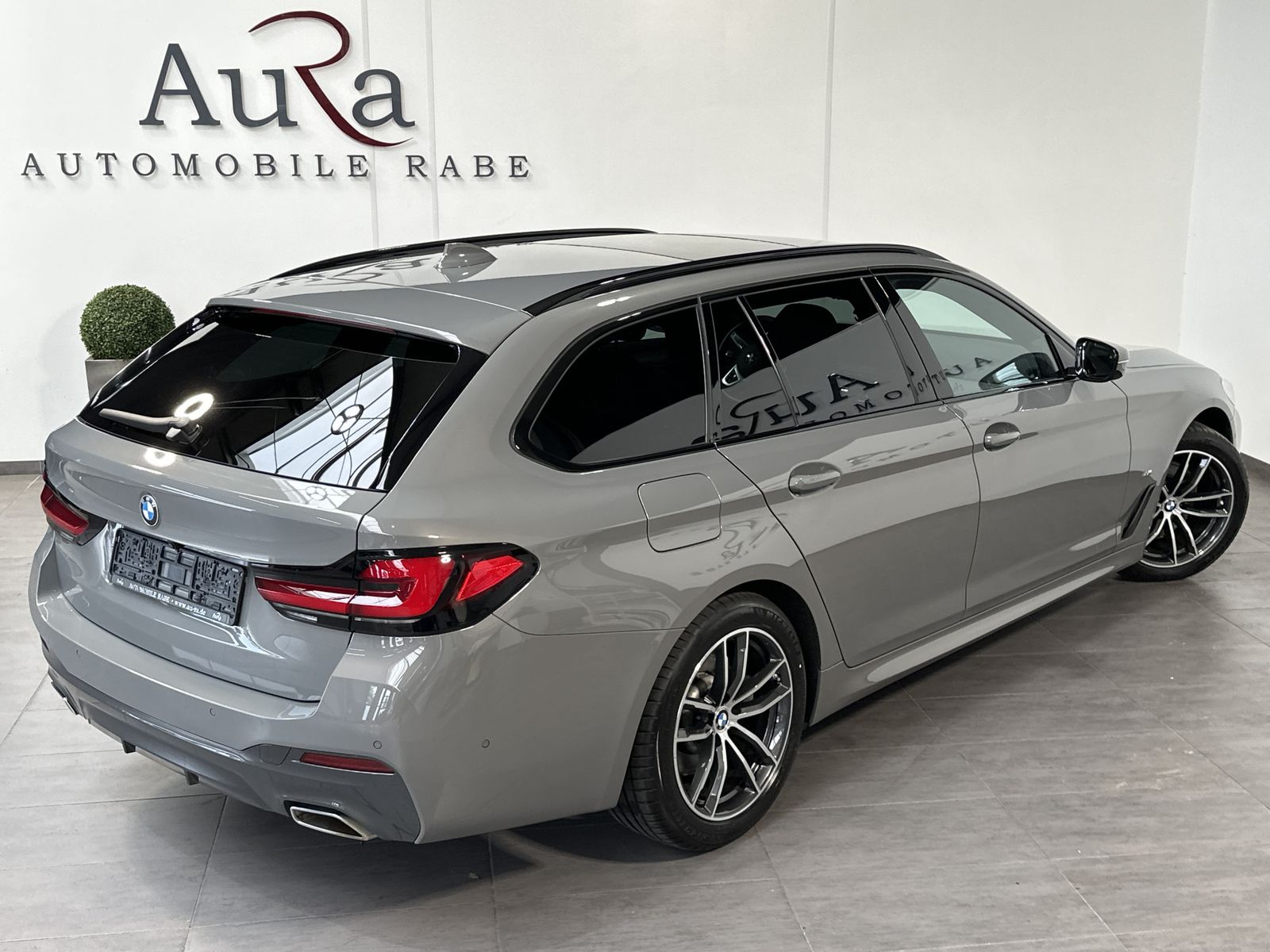 Fahrzeugabbildung BMW 520d Touring xDrive M-Sport NAV+LED+PANO+KAMERA